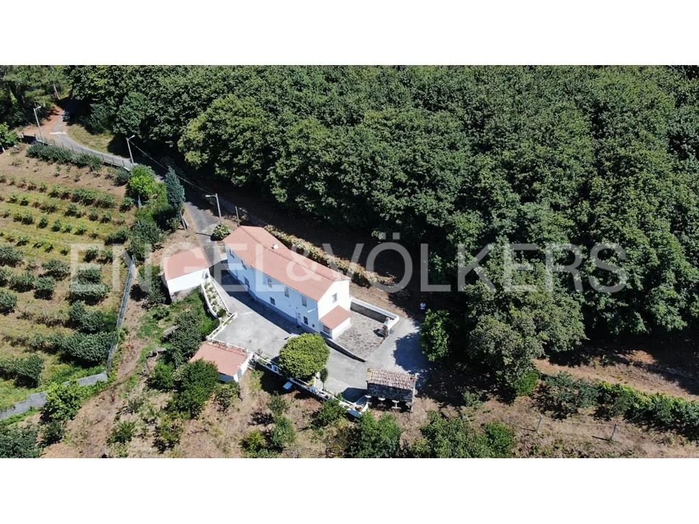 This large house in Corcubión from 1925, with an estate of almost 20.000m2