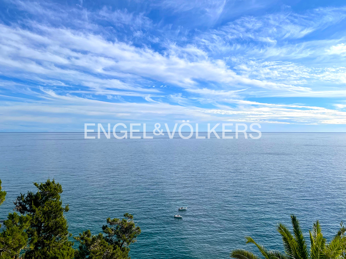 Villa panoramica sul mare con piscina e accesso diretto agli scogli del Circeo