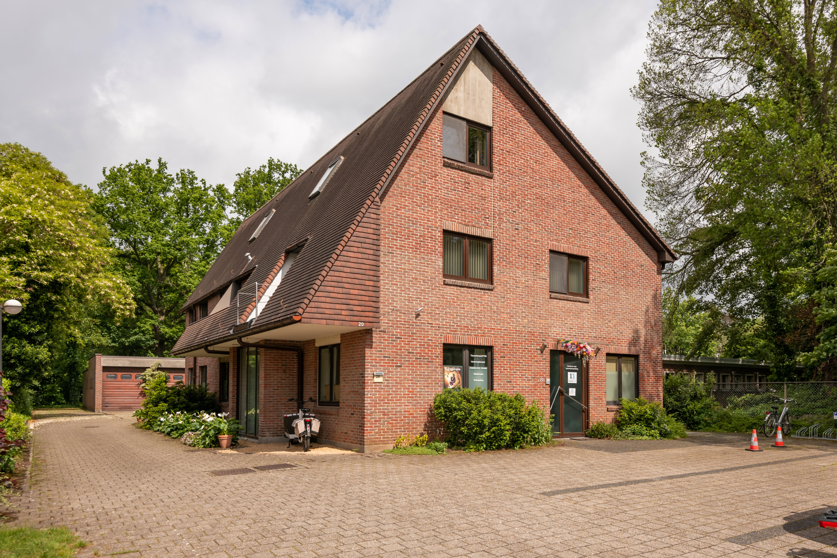 Karaktervolle opbrengsteigendom met 4 appartementen, praktijkruimten, 4 ruime garages en parkeermogelijkheden op toplocatie te Kapellen!