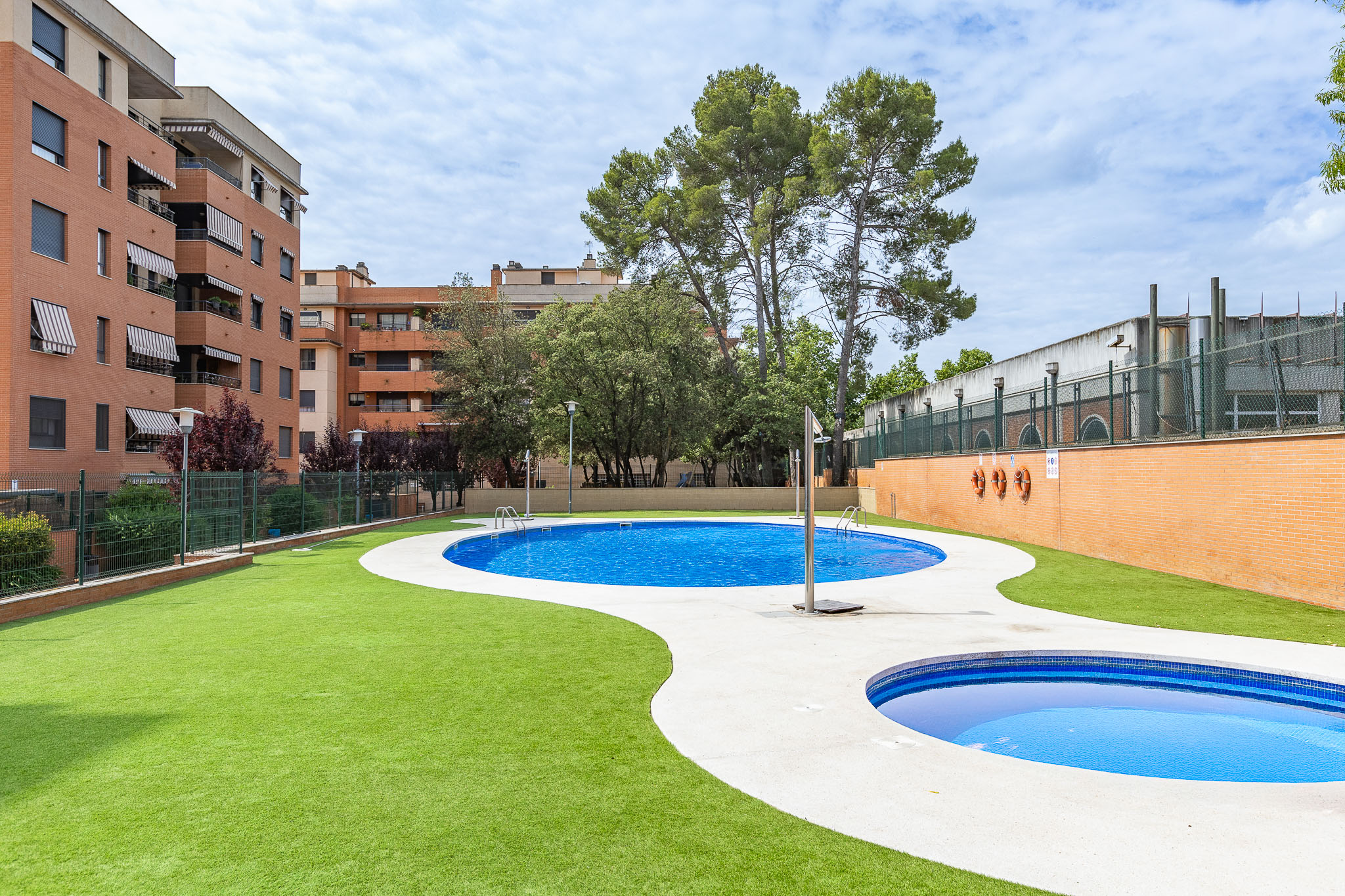 54 ONLY 3 BEDROOM PENTHOUSE. + POOL, PADDEL + 2 PK + COMM AREA.