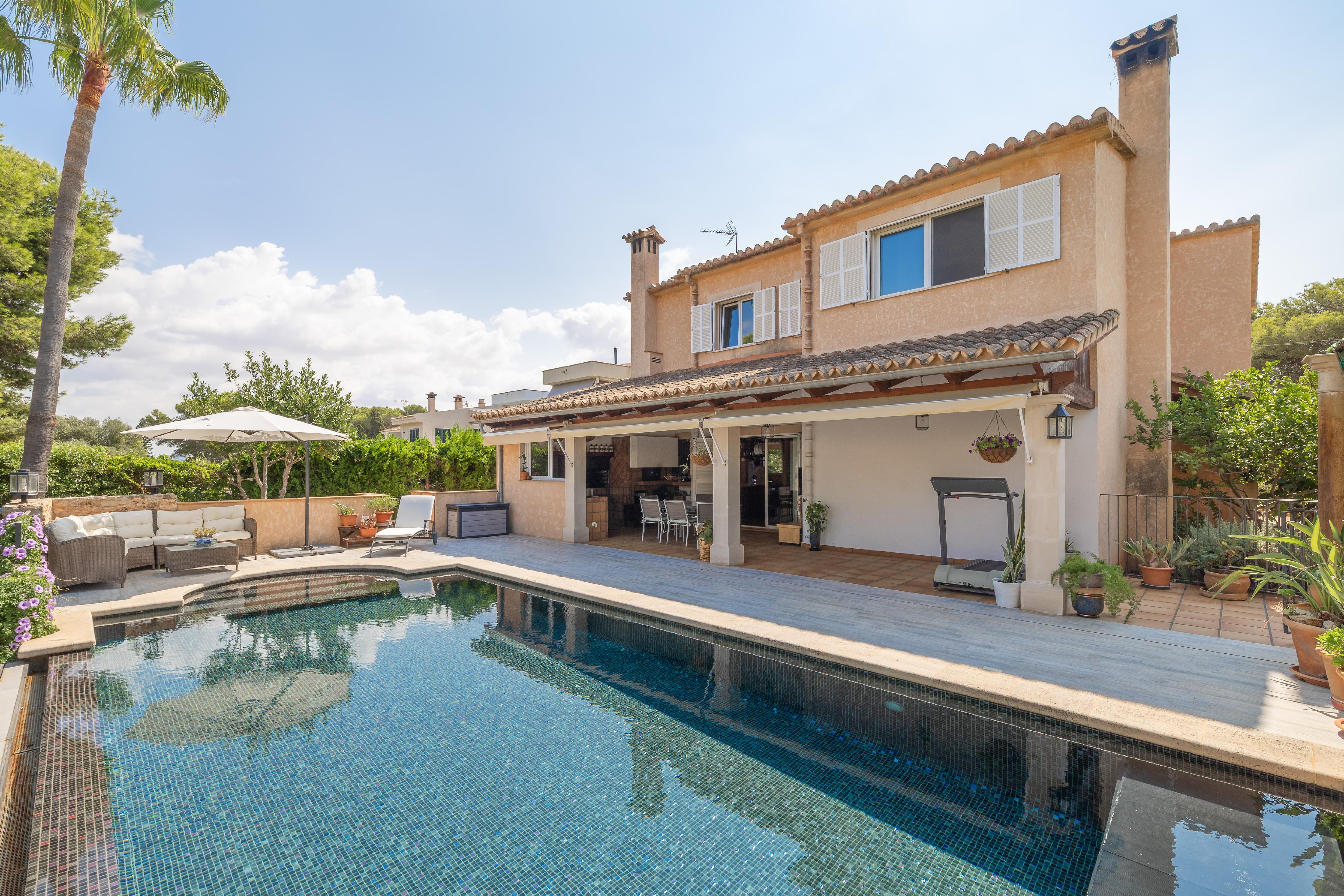 Haus mit Pool und Garten auf großem Grundstück