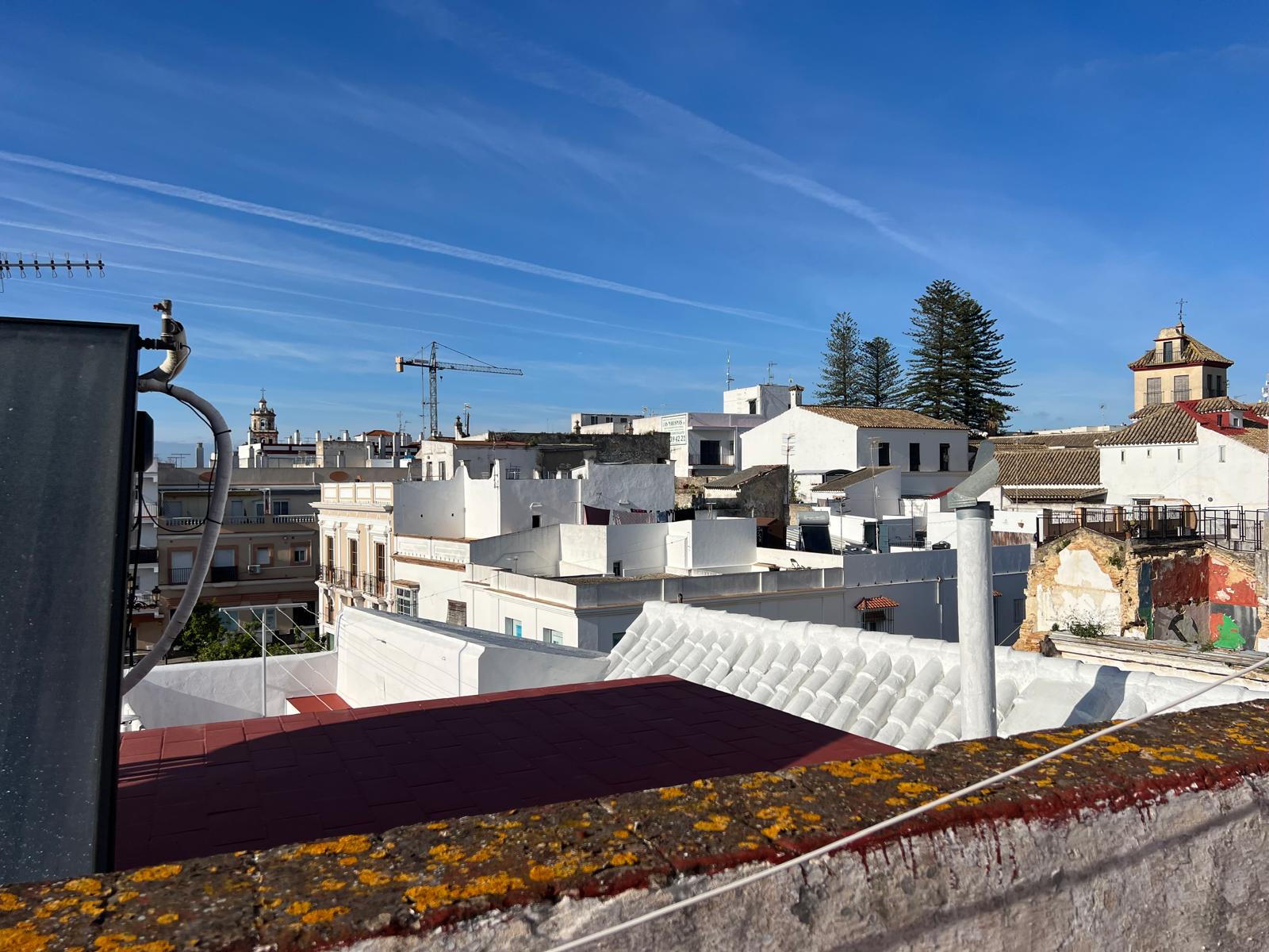 Discover a historic gem in Sanlúcar de Barrameda: a 678 m² manor house with an interior courtyard, terrace, and exceptional restoration potential.