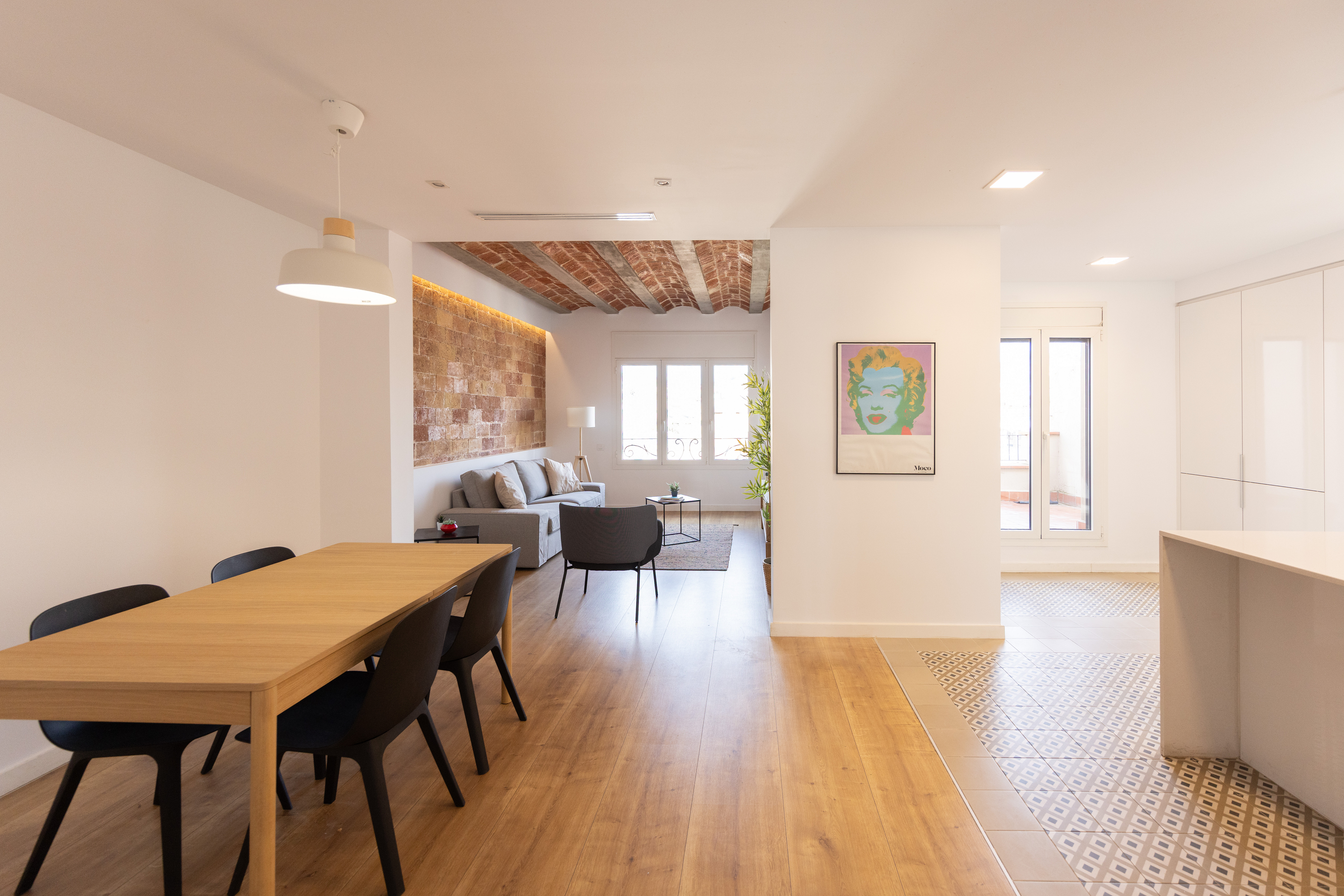 Renovated penthouse with terrace, dual aspect and panoramic views