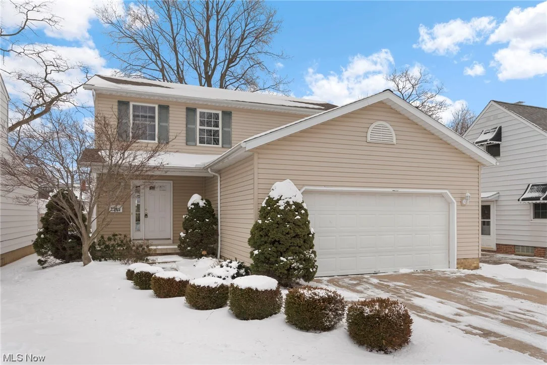 Move-in Ready 3 Bed, 3.5 Bath Colonial in Wickliffe