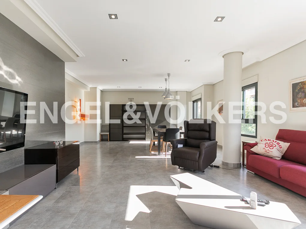 Stunning two storey penthouse in Requena