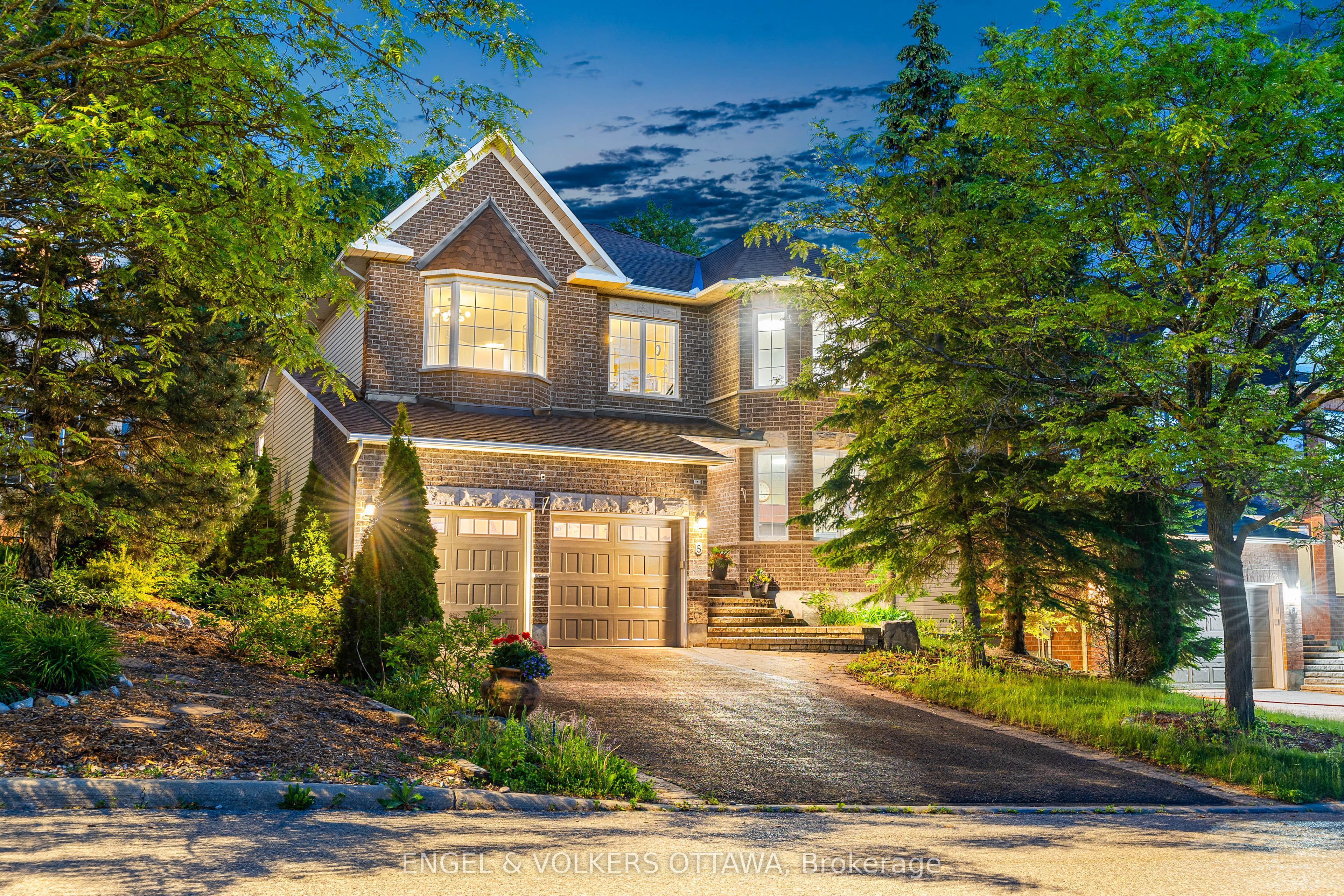 4-Bed, 5-Bath Home on a Quiet Court With No Rear Neighbours