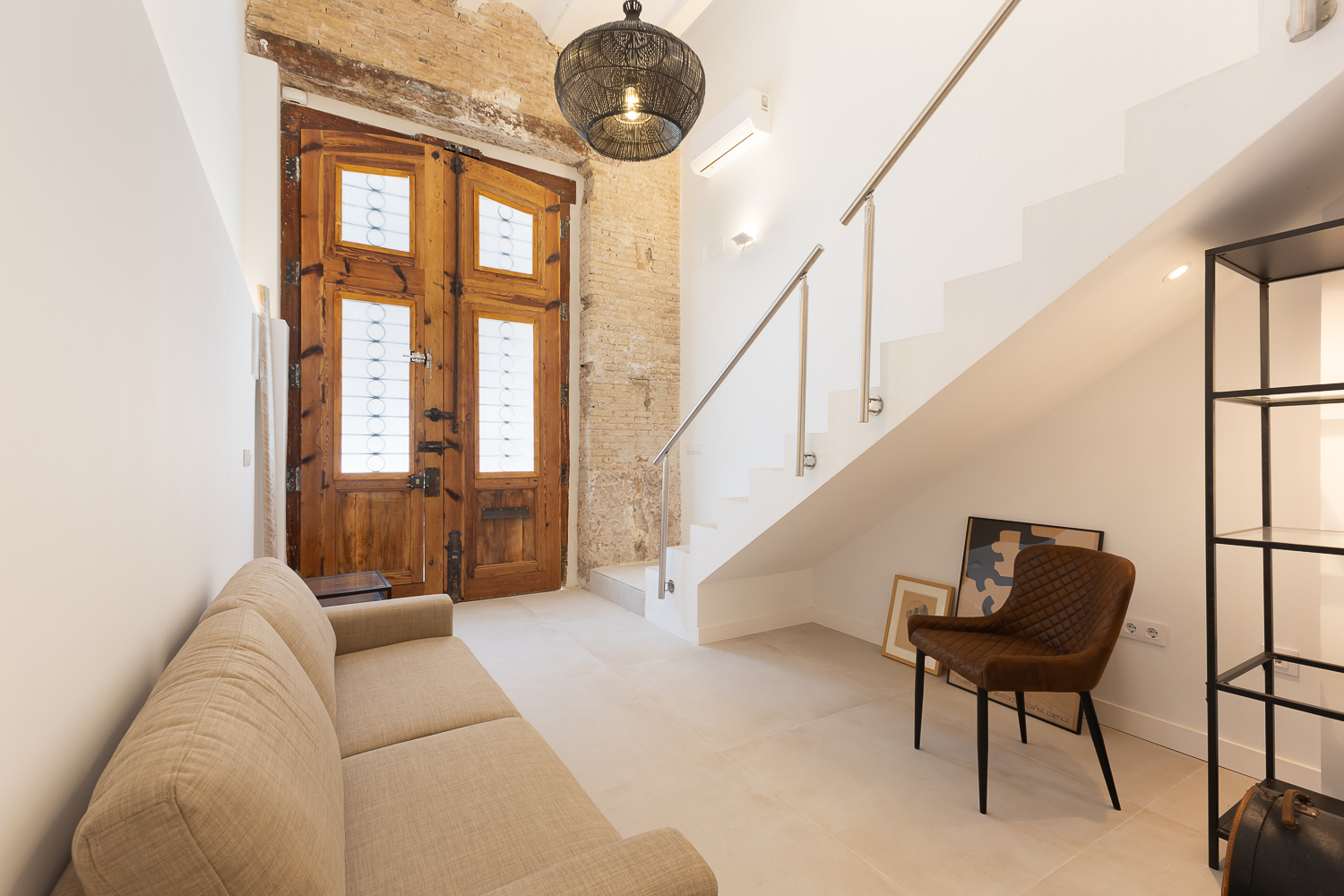 Modern ground-floor duplex for rent near Turia Gardens