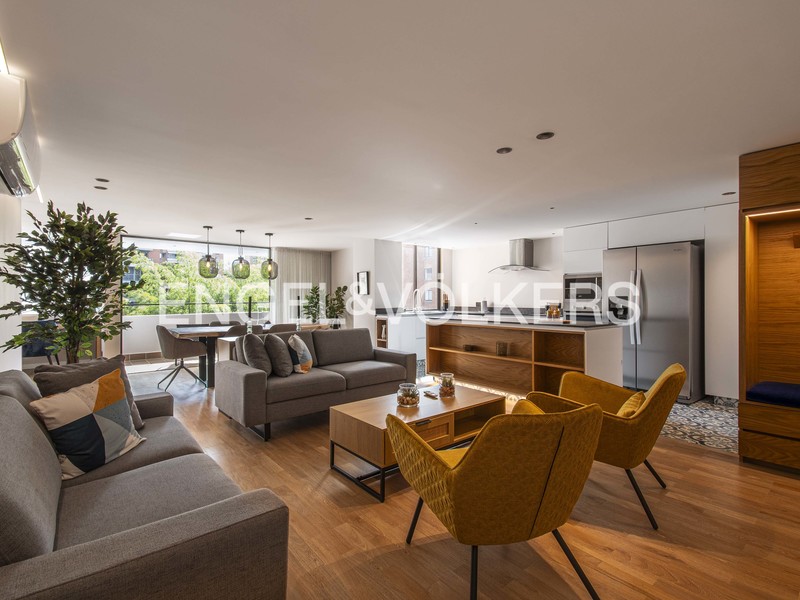Apartamento amoblado con balcón para venta en Milla de Oro, El Poblado