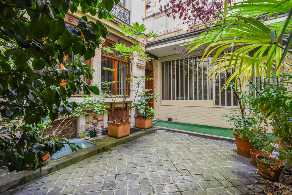 Paris XI - close to Marais - Industrial-style loft with 3 bedrooms and outdoor space