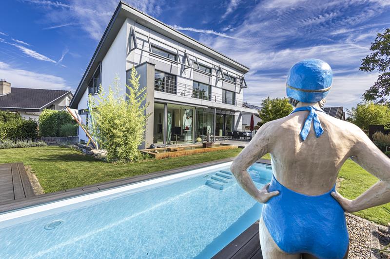 Moderne Architektenvilla mit viel Glas, Traumgarten & Wiesen-Fernblick!
