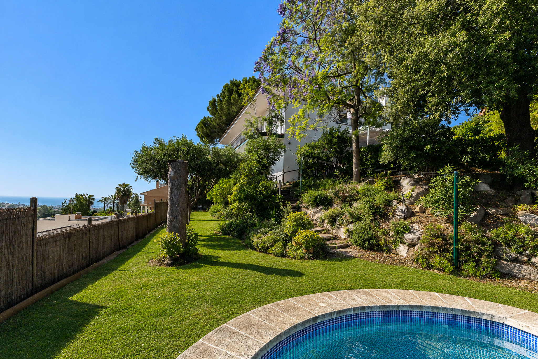 Casa con vistas al mar, piscina y próxima a los colegios en Cabrils