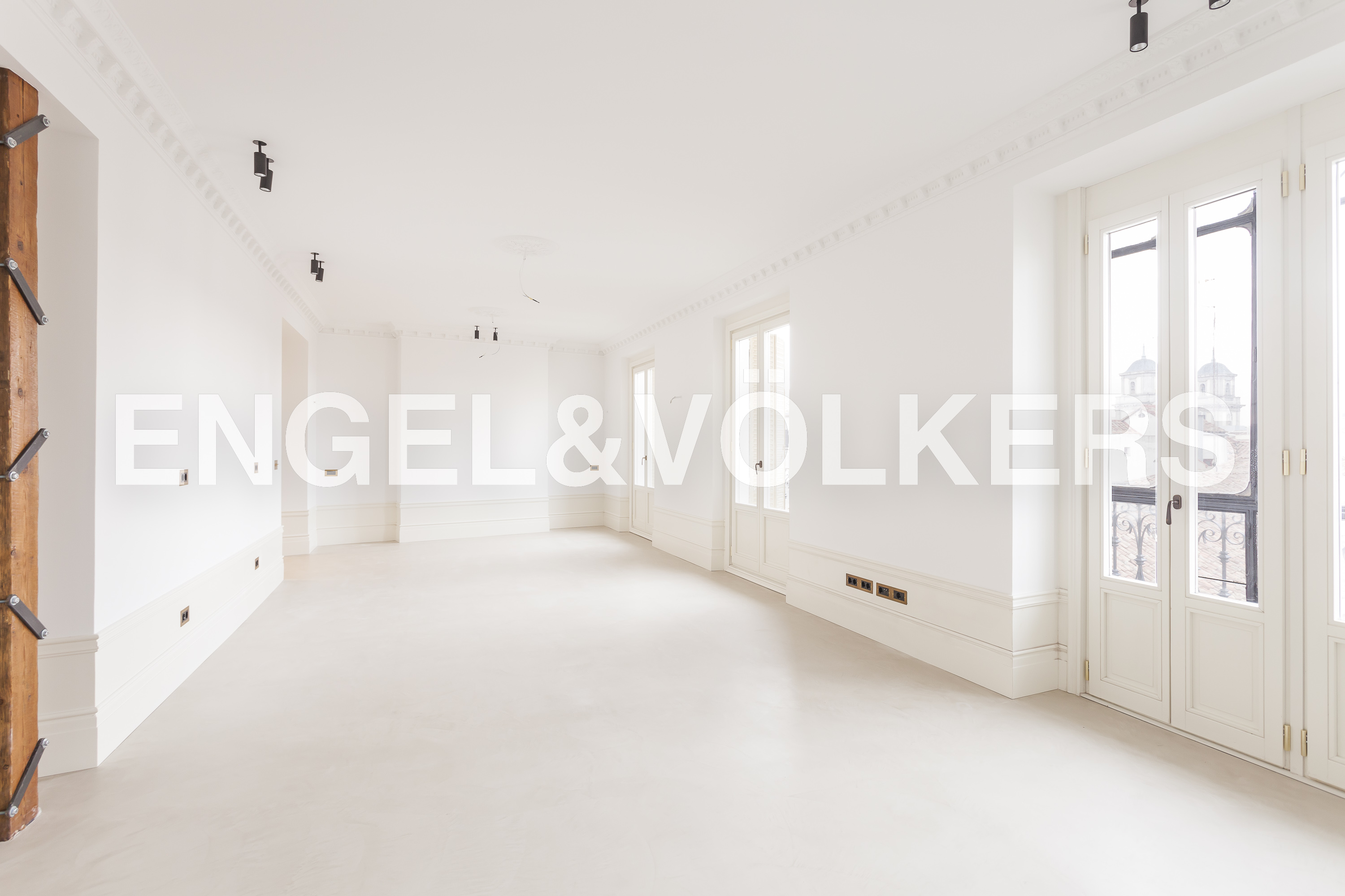 Renovated Penthouse with Panoramic Views of Plaza del Conde de Barajas