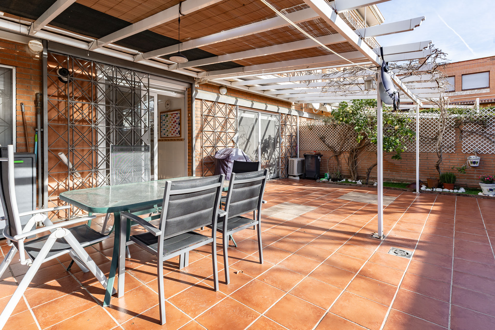 Exclusive duplex with 80 m2 patio and shared pool.