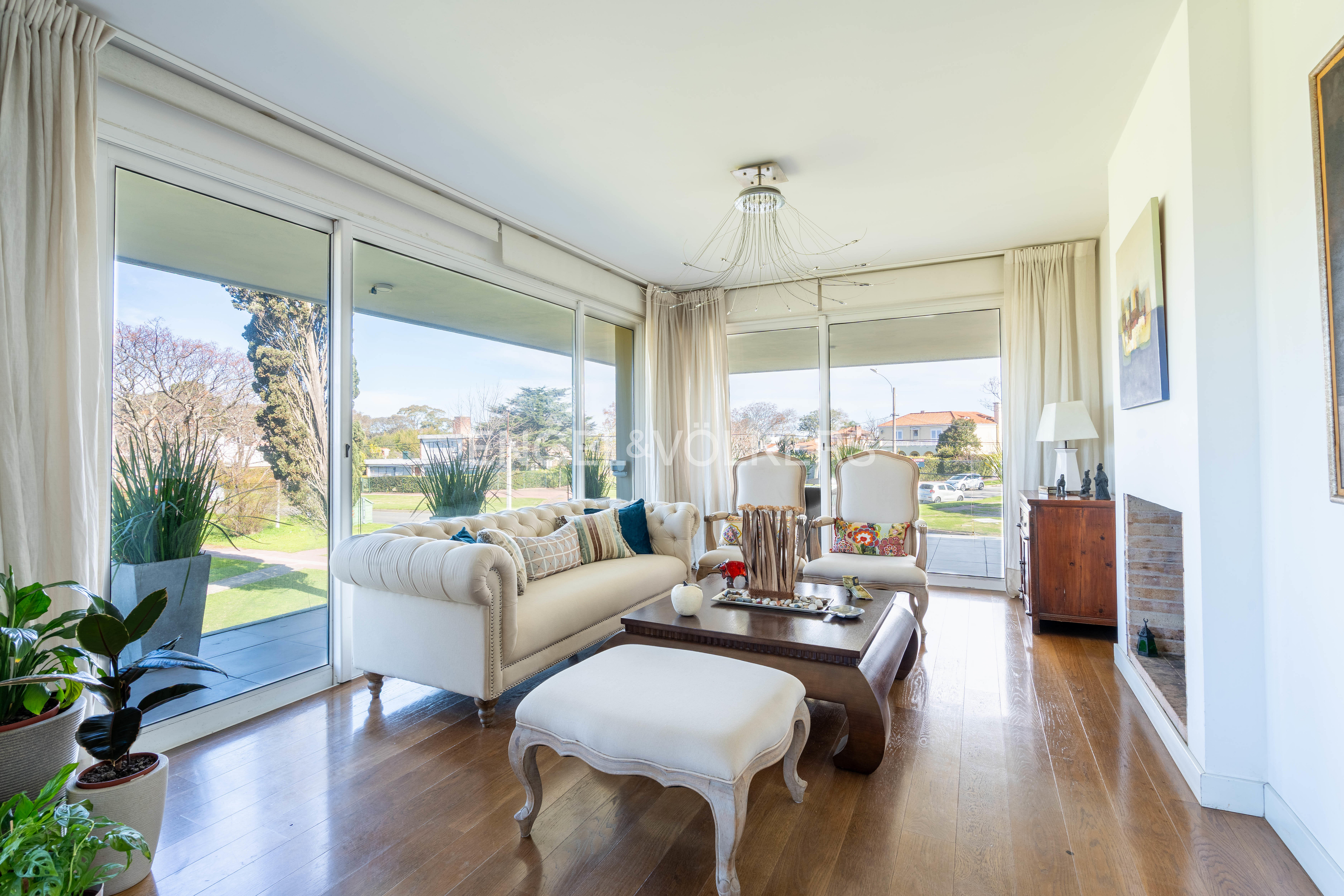 Amplio y luminoso apartamento en venta en Carrasco Sur con azotea de uso exclusivo