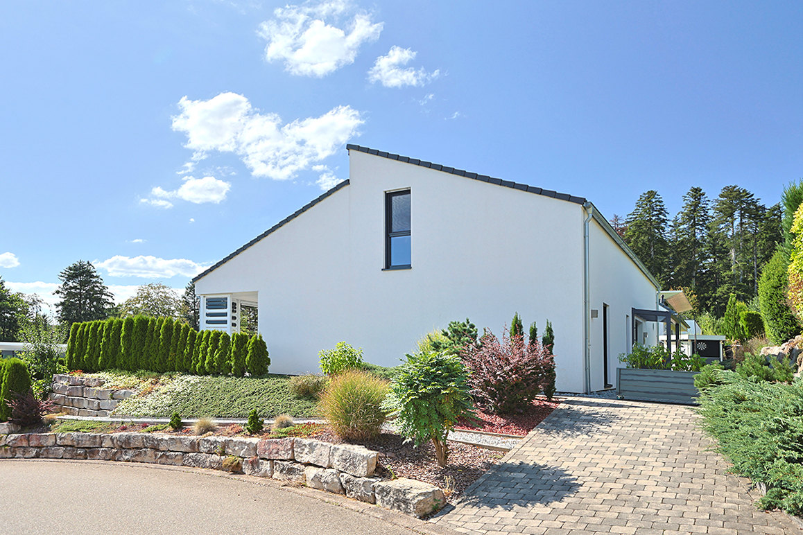 Ein Zuhause mit Freiraum – moderner Bungalow mit Garten und großer Hobbyebene