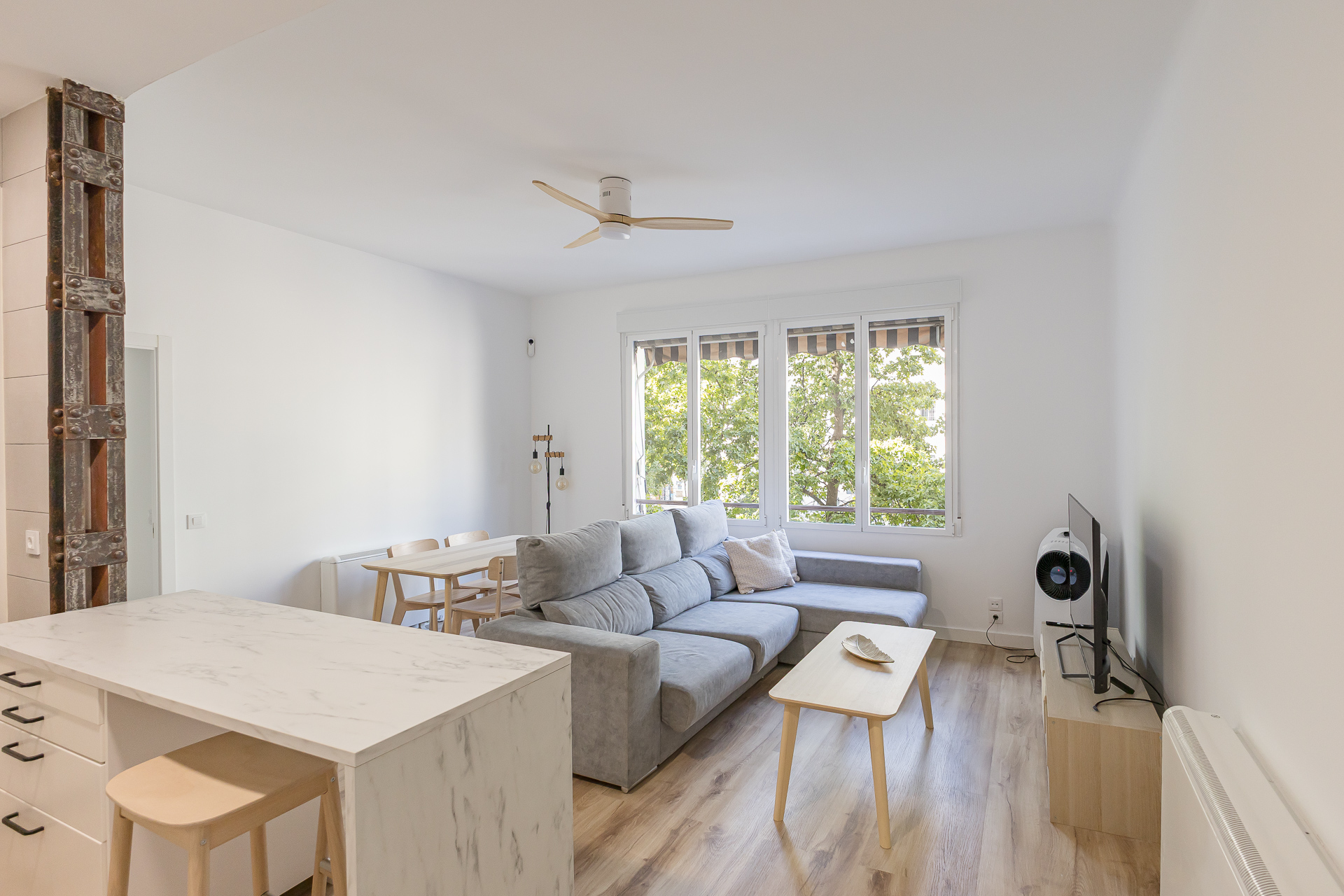 For rent: Spacious and bright apartment with 4 bedrooms and 3 bathrooms, located a few meters from the Reina Sofía Museum
