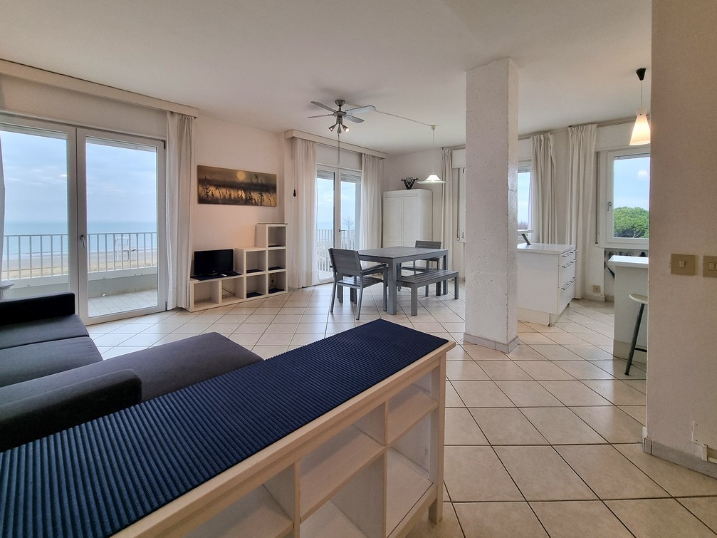 Spacious seaside apartment with parking space