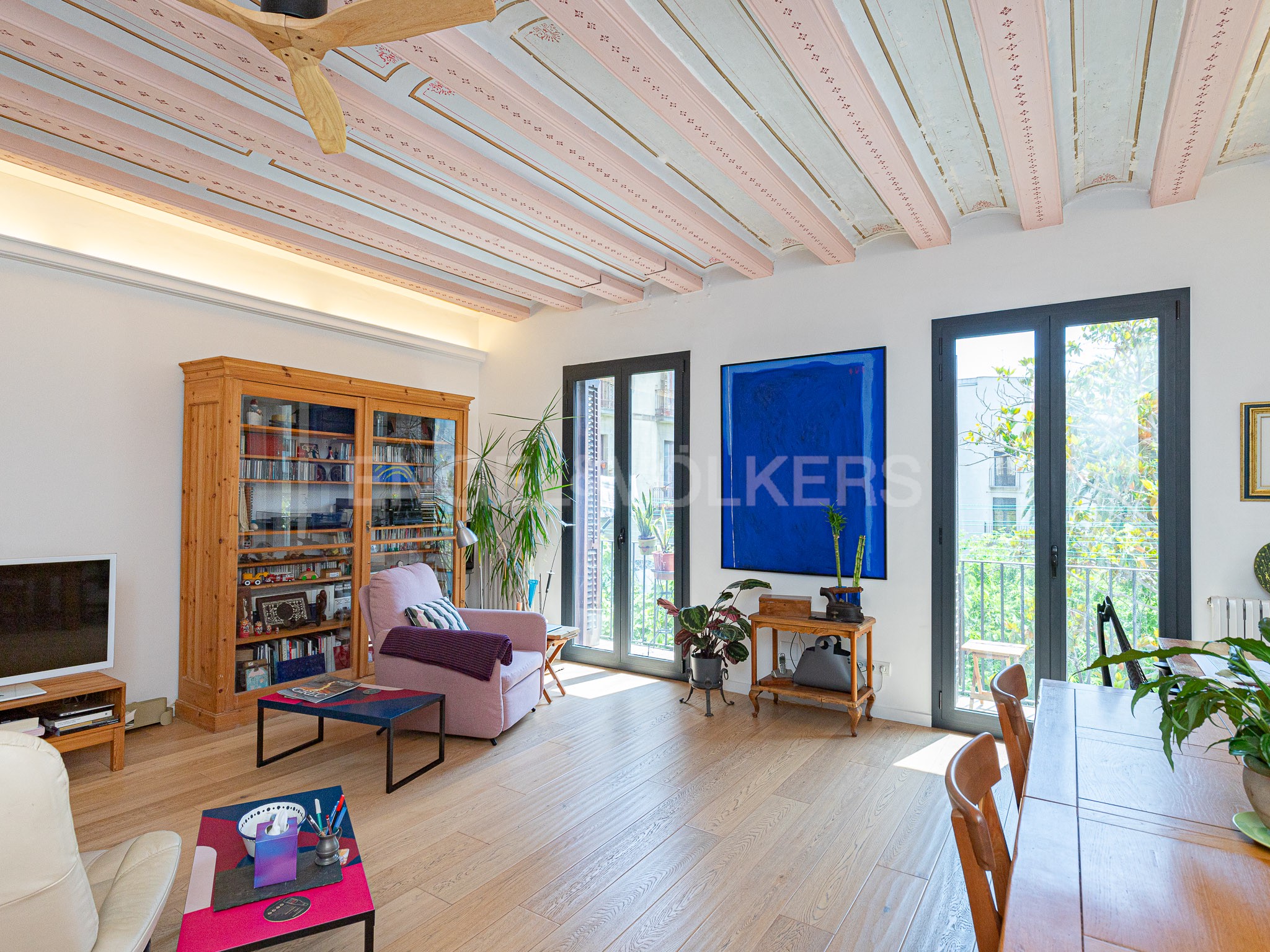 Spectacular renovated apartment with elevator in Gotic