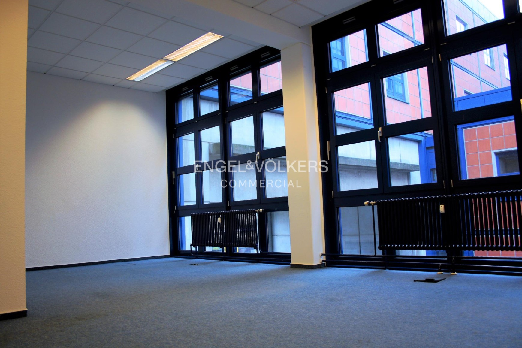 Zentrales Büro an der Spree