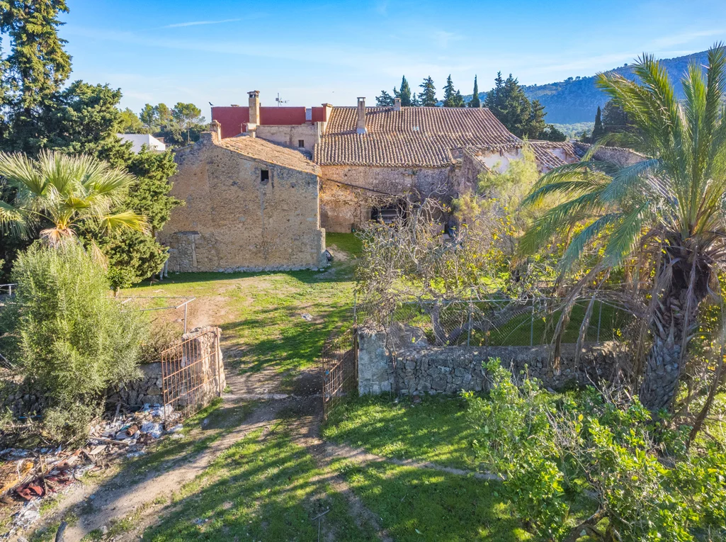 Beautiful old finca with renovation project very close to Pollensa