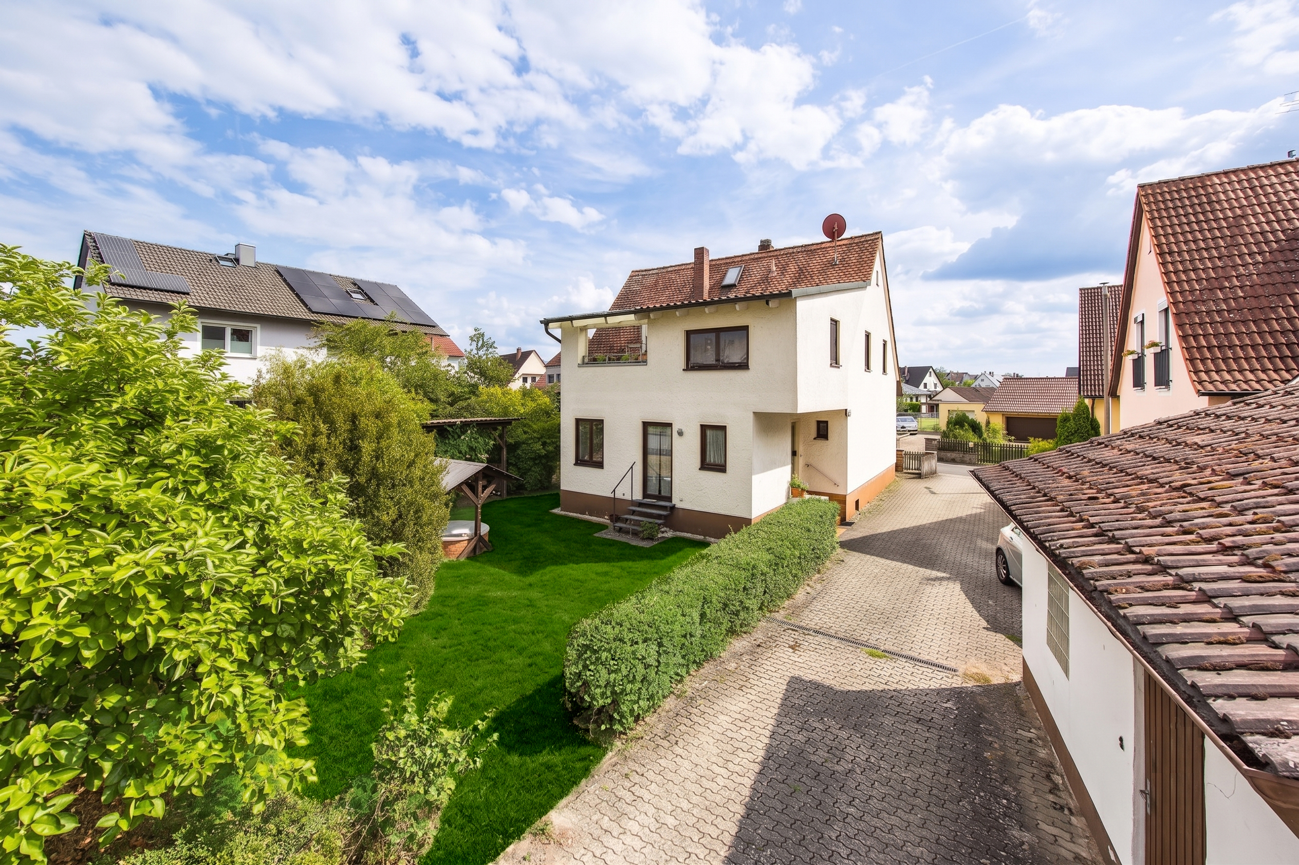 Sanierungsbedürftiges Zweifamilienhaus mit großem Garten, Dachterrassenflair und viel Potenzial für individuelle Wohnträume