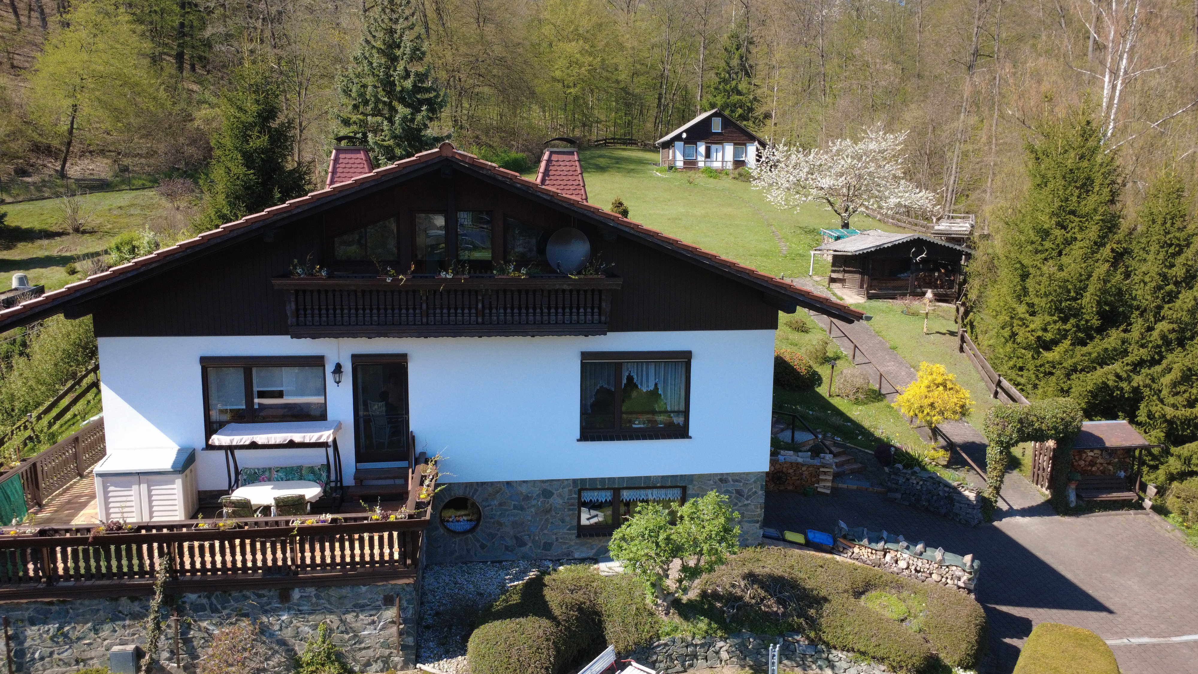Exklusiver Rückzugsort in Berga: Haus mit Kamin, Terrassen & Südbalkonen und traumhaftem Weitblick
