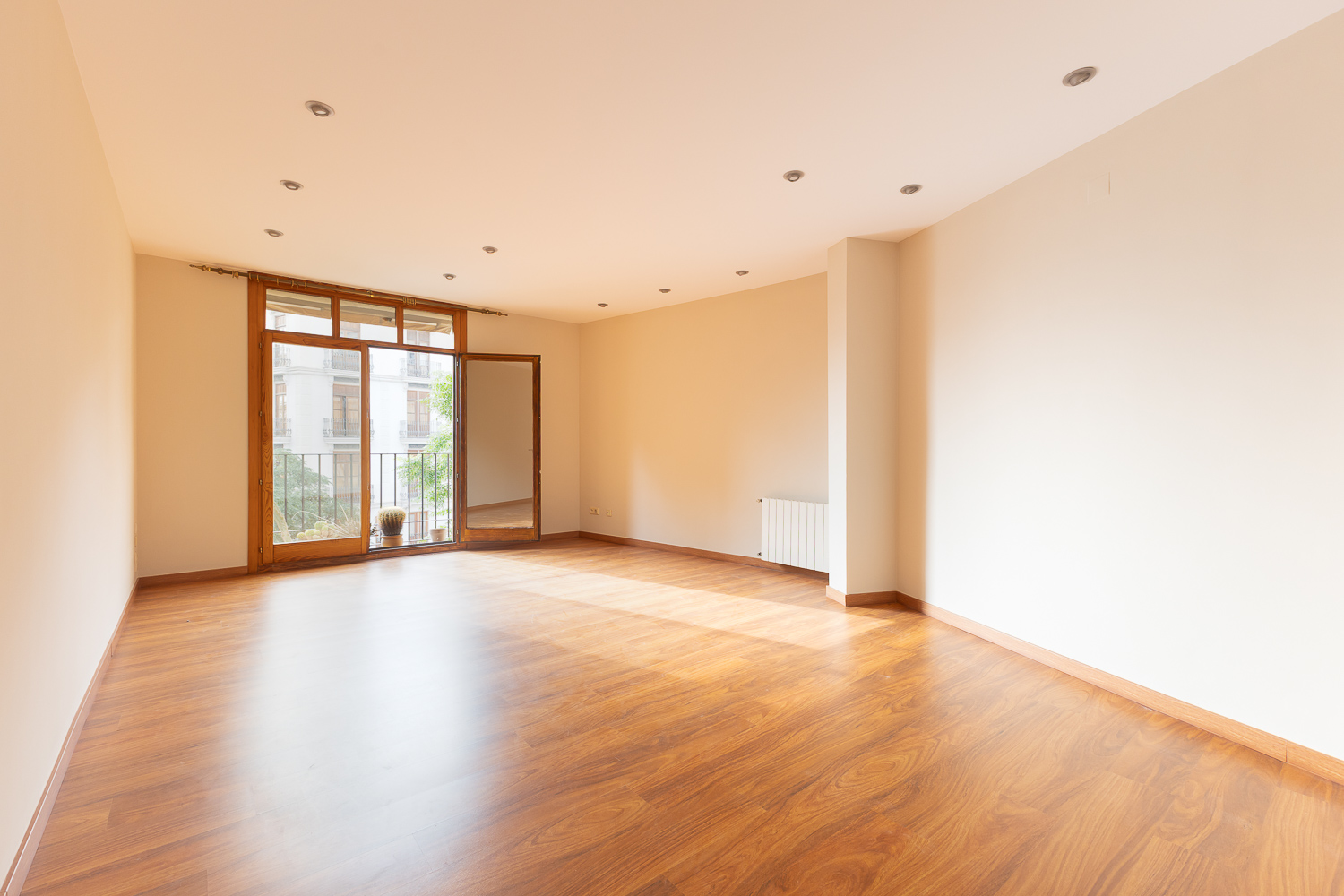 Lives opposite the Serranos Towers | Apartment in Valencia's historic heart