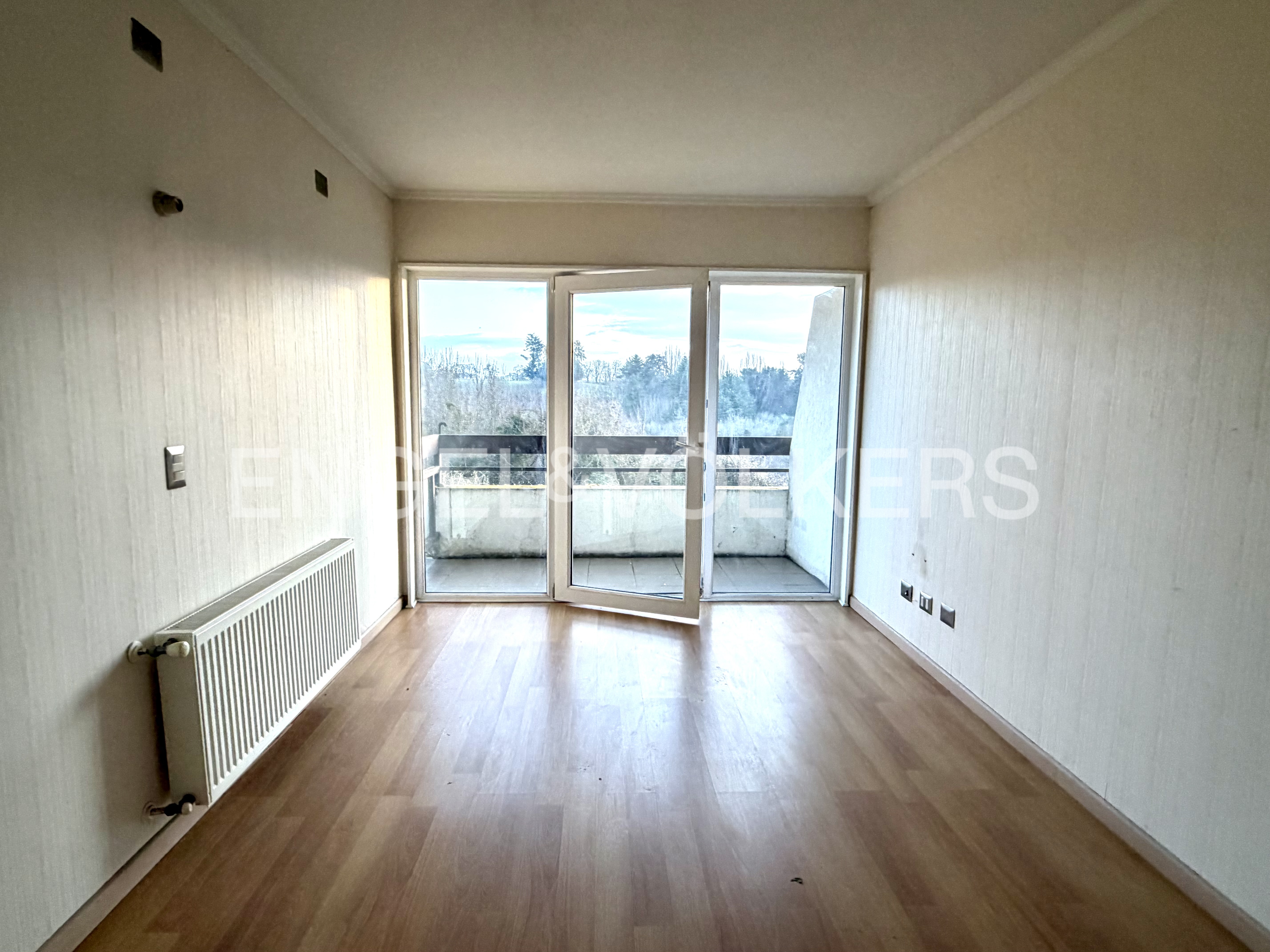 Un dormitorio -con vista al poniente