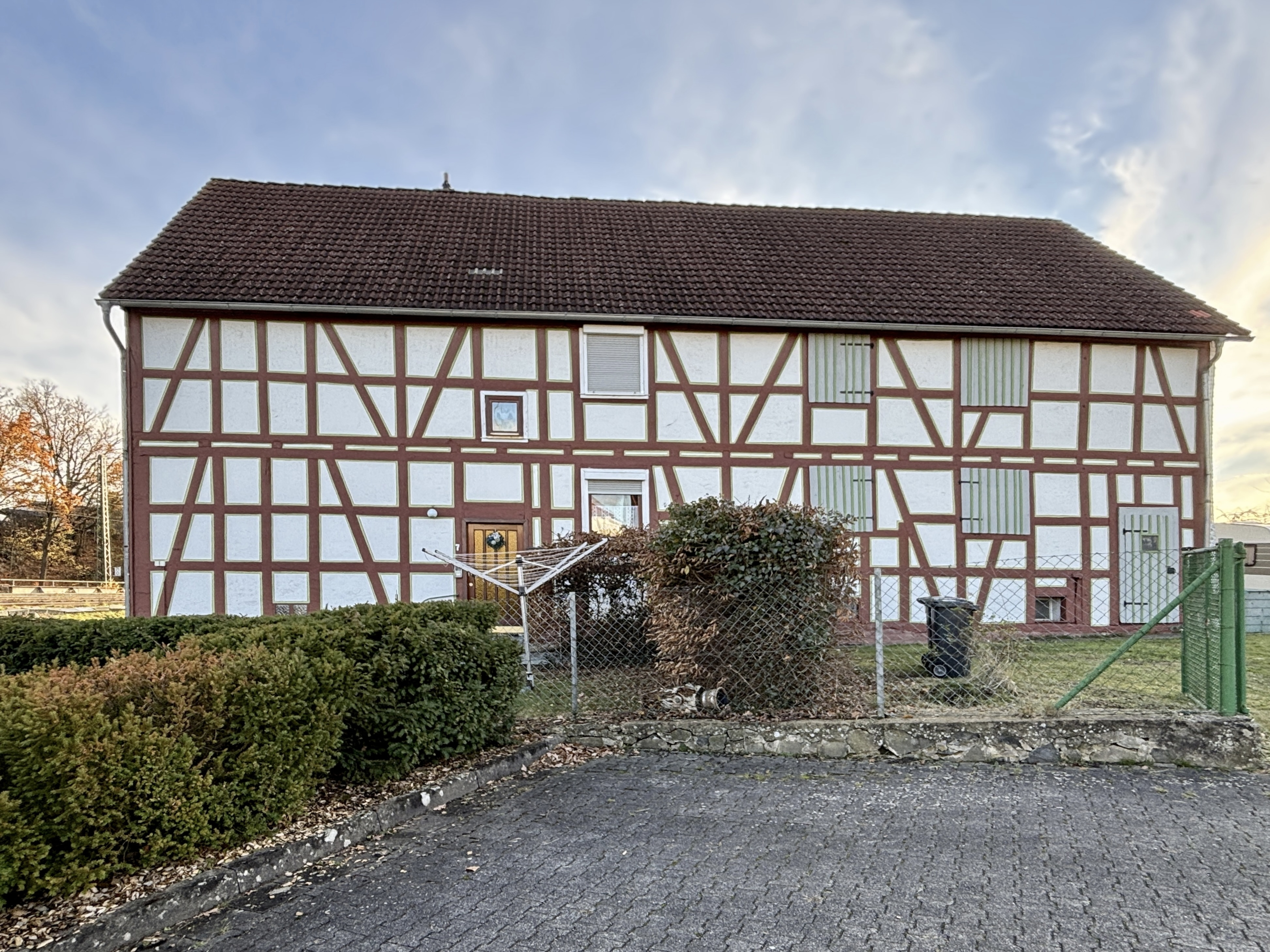 Fachwerkhaus mit zwei Wohneinheiten, großer Scheune und attraktivem Ausbaupotenzial