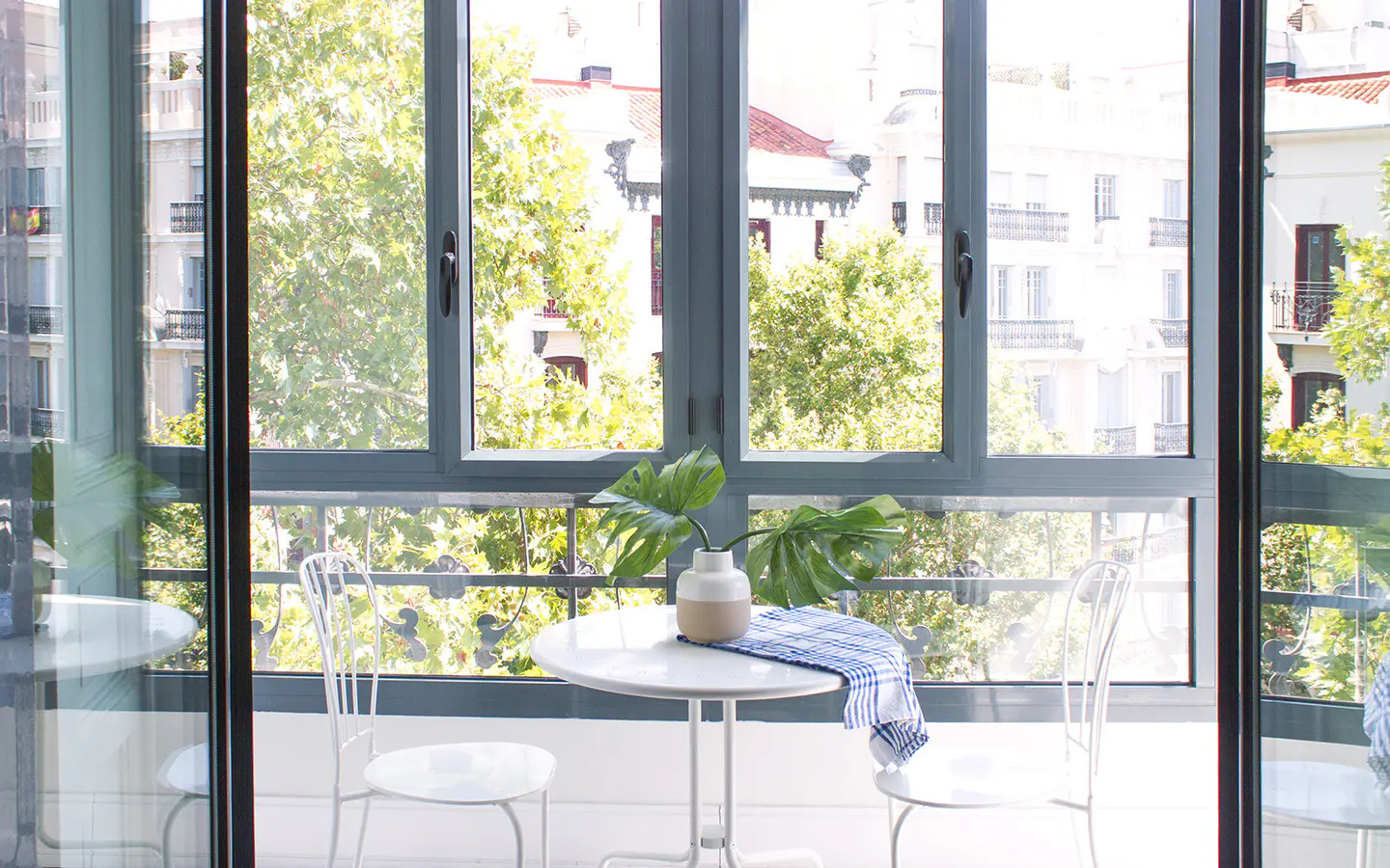 Luxury and location: 2-bedroom exterior apartment for short and long stays