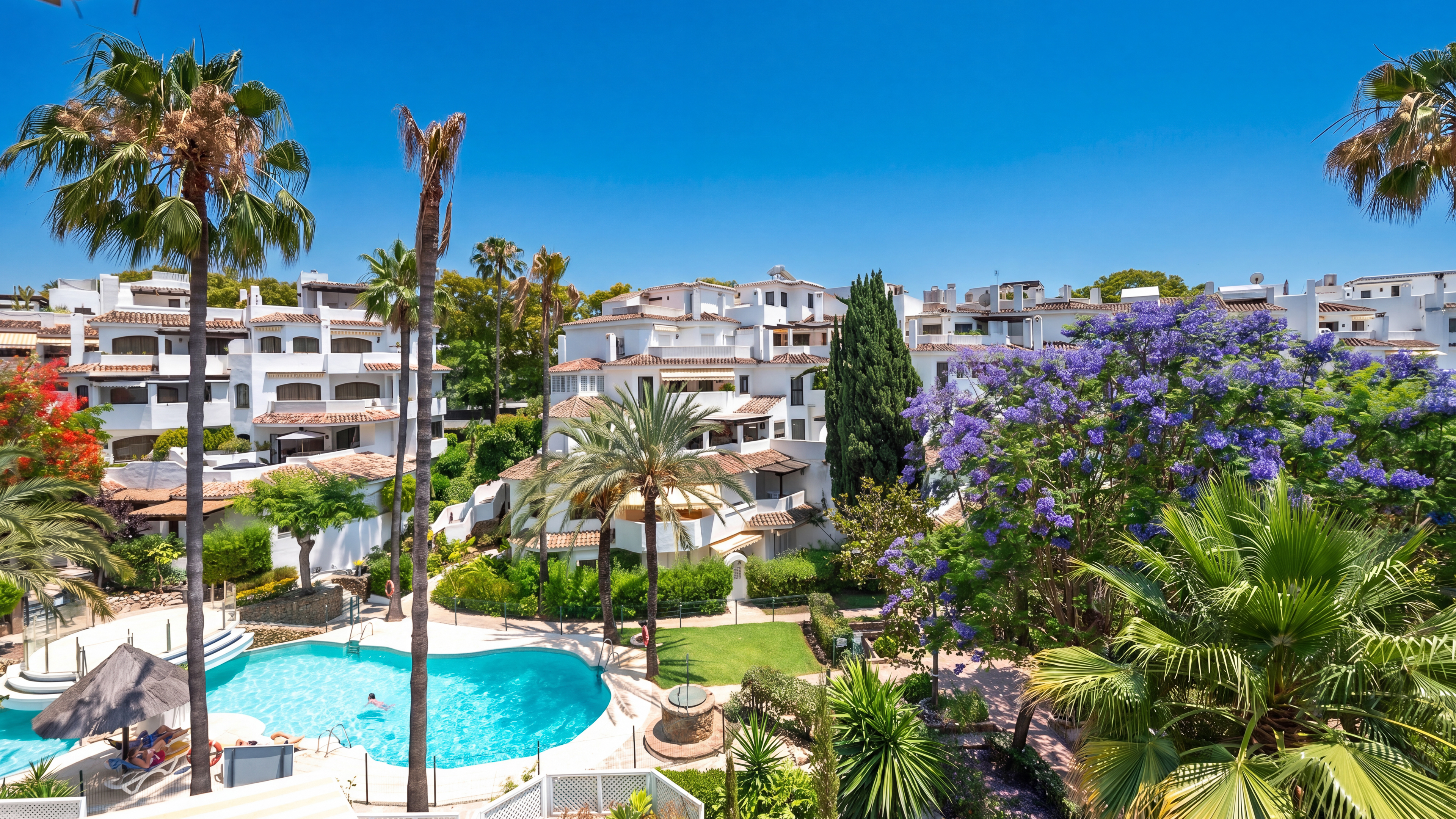 3-Bedroom Penthouse with Sea Views and Direct Access to the Beach
