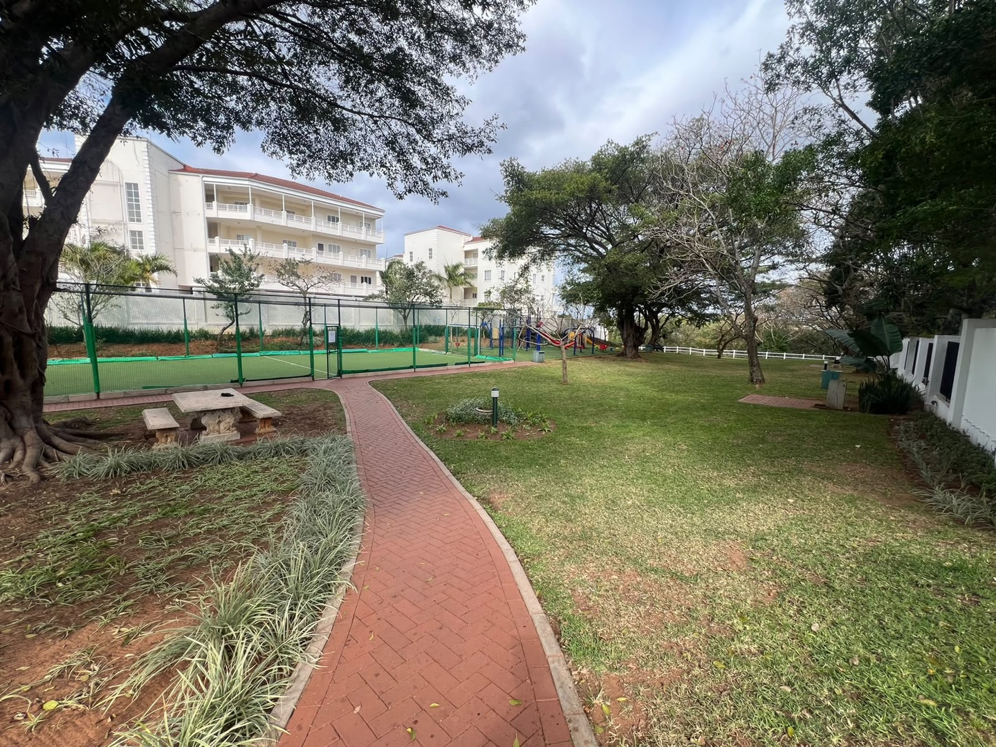 EXCEPTIONAL 3-BEDROOM DUPLEX — PRIME COMPLEX LIVING!