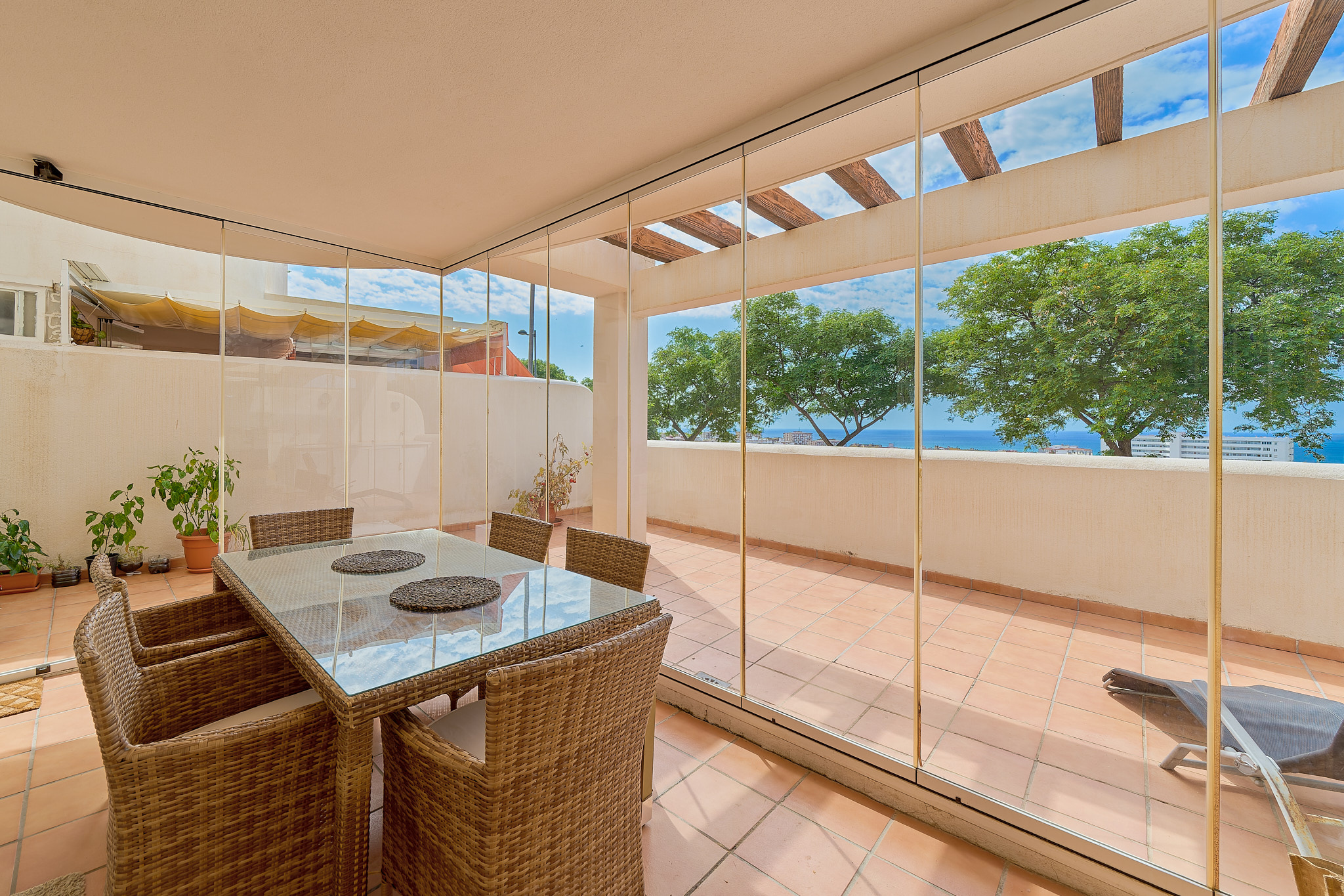 Bright 2-bedroom apartment with large terrace and sea views in Arroyo de la Miel