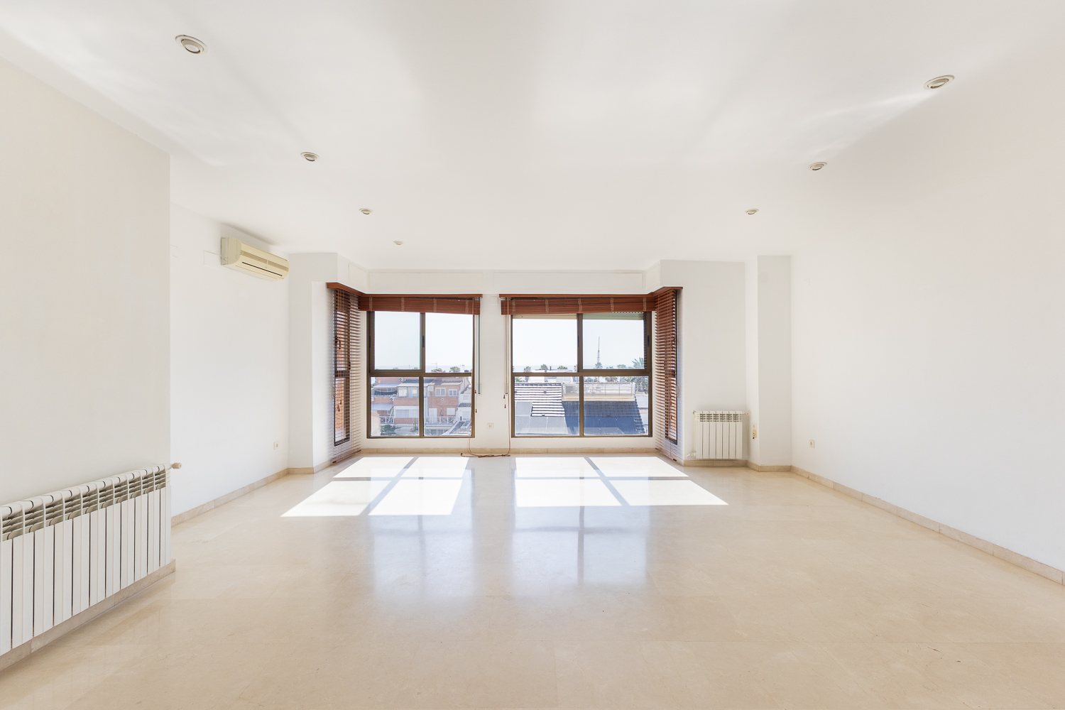 Exclusive home with sea views and a parking space