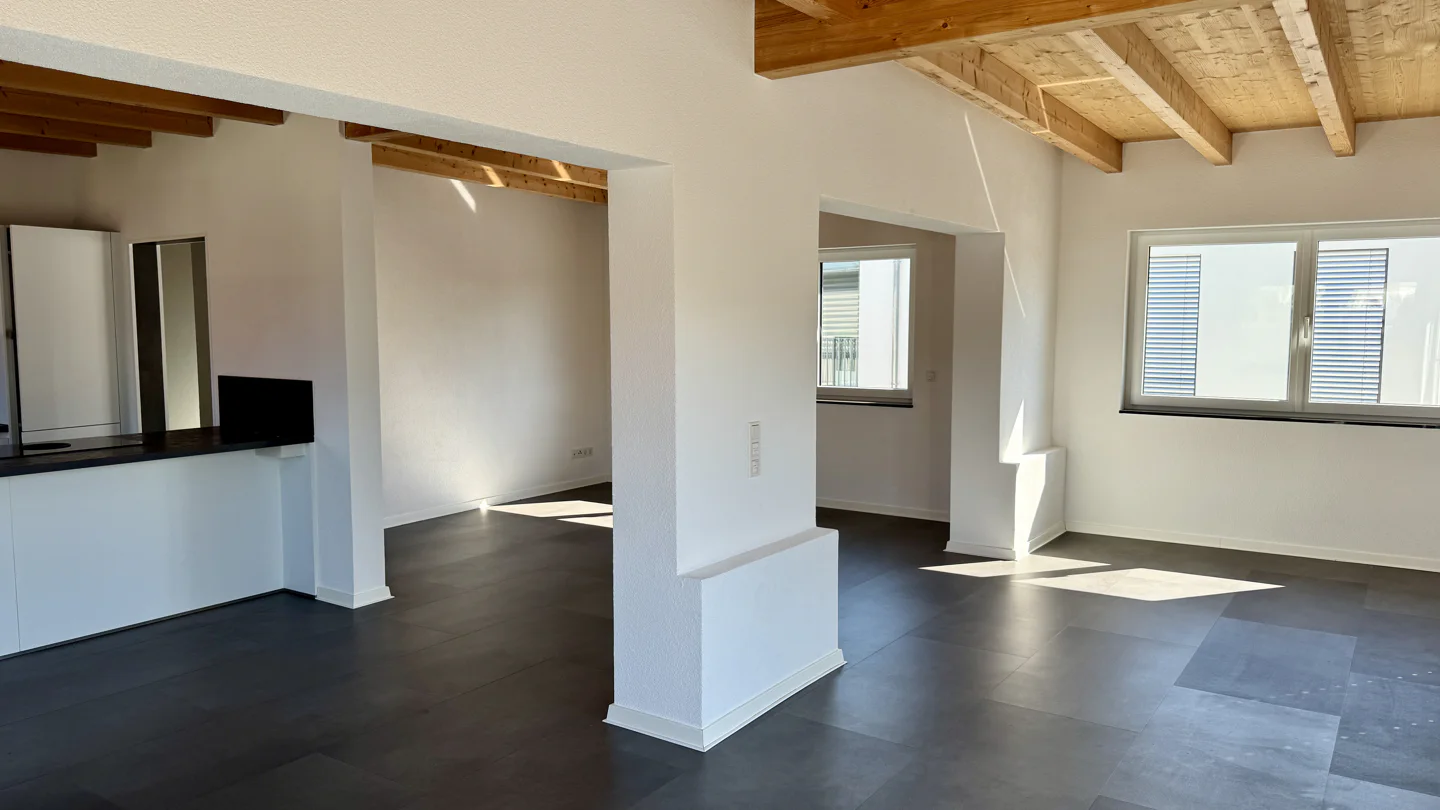 Sonne, Aussicht, Penthouse-Feeling: Ihr neues Zuhause in Bohlingen - Photo 2