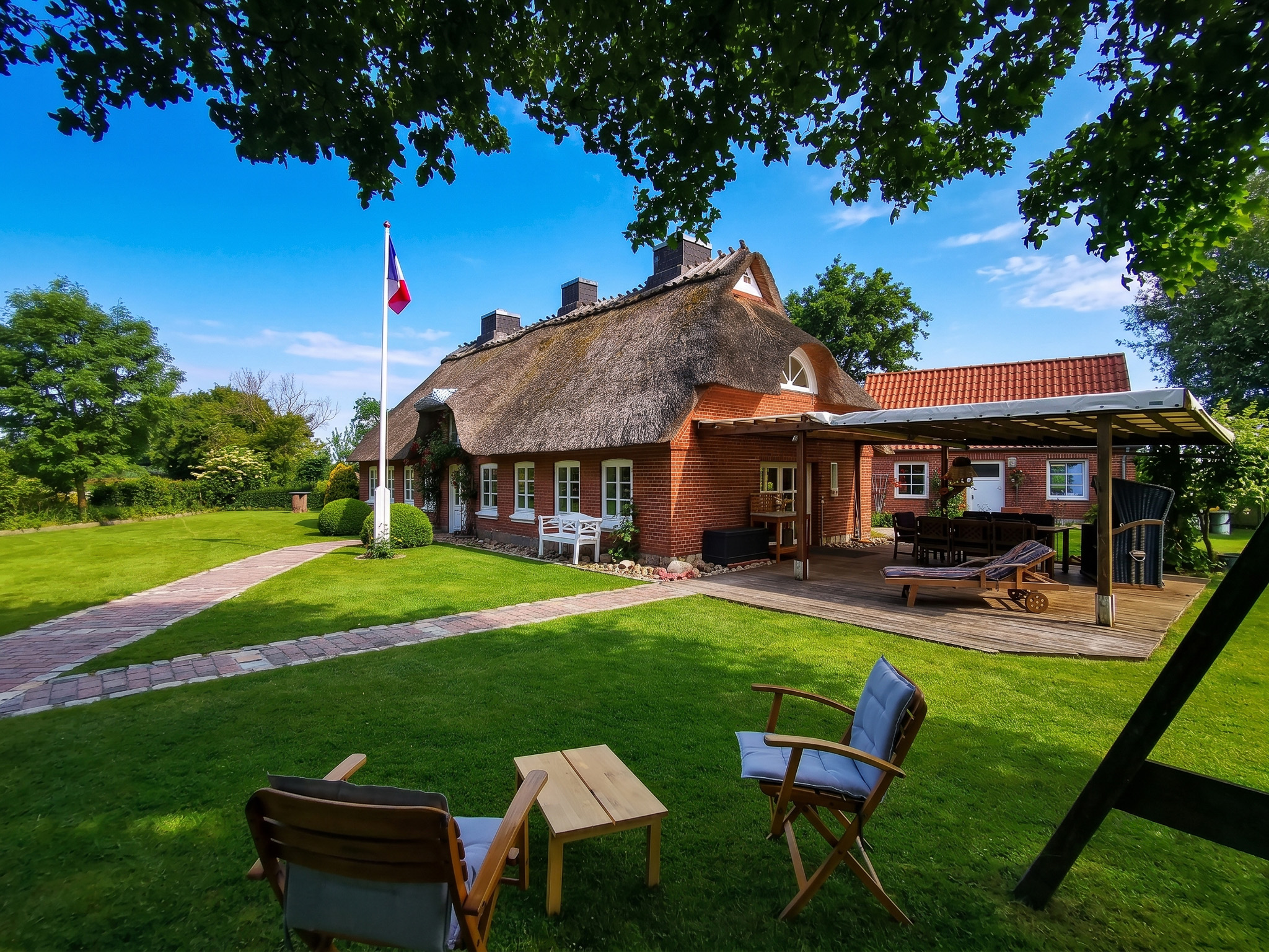 Familienfreundliches Reetdachhaus mit großem Garten in naturnaher Feldrandlage