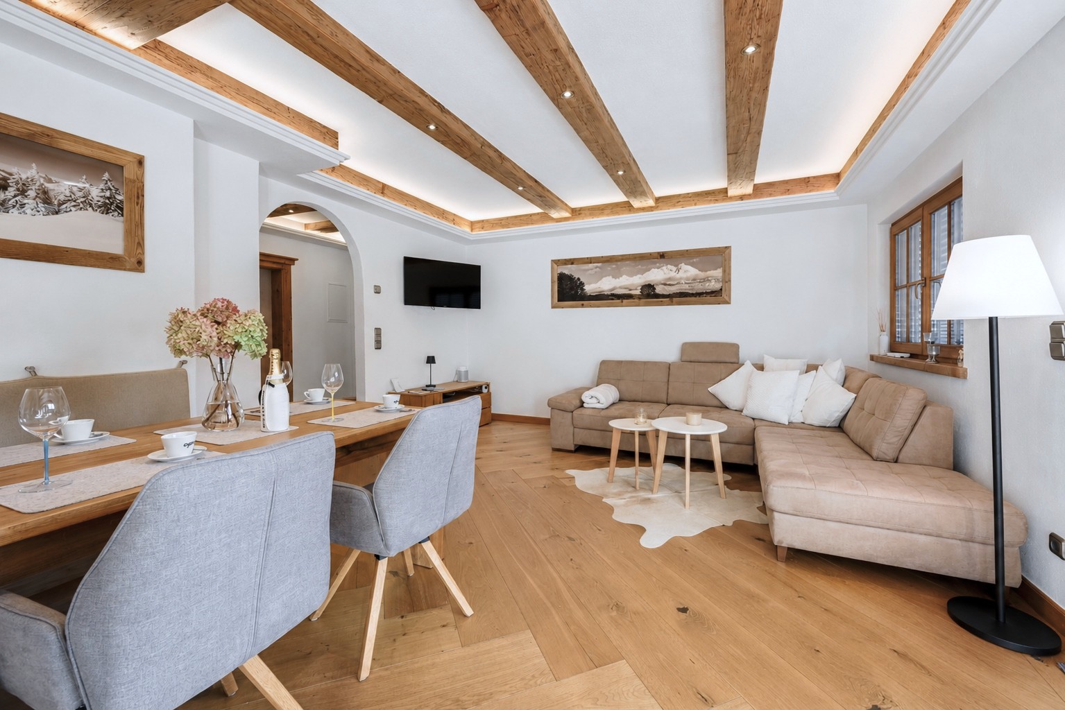 Hochwertige Wohnung mit Altholz-Charme & privater Sauna