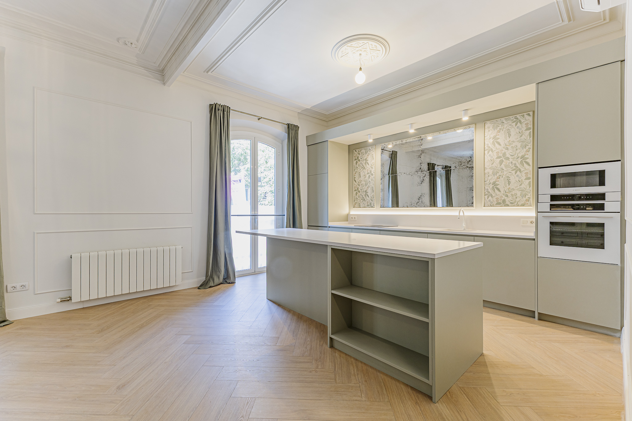Elegant renovated residence in a finca regia next to Passeig de Gràcia