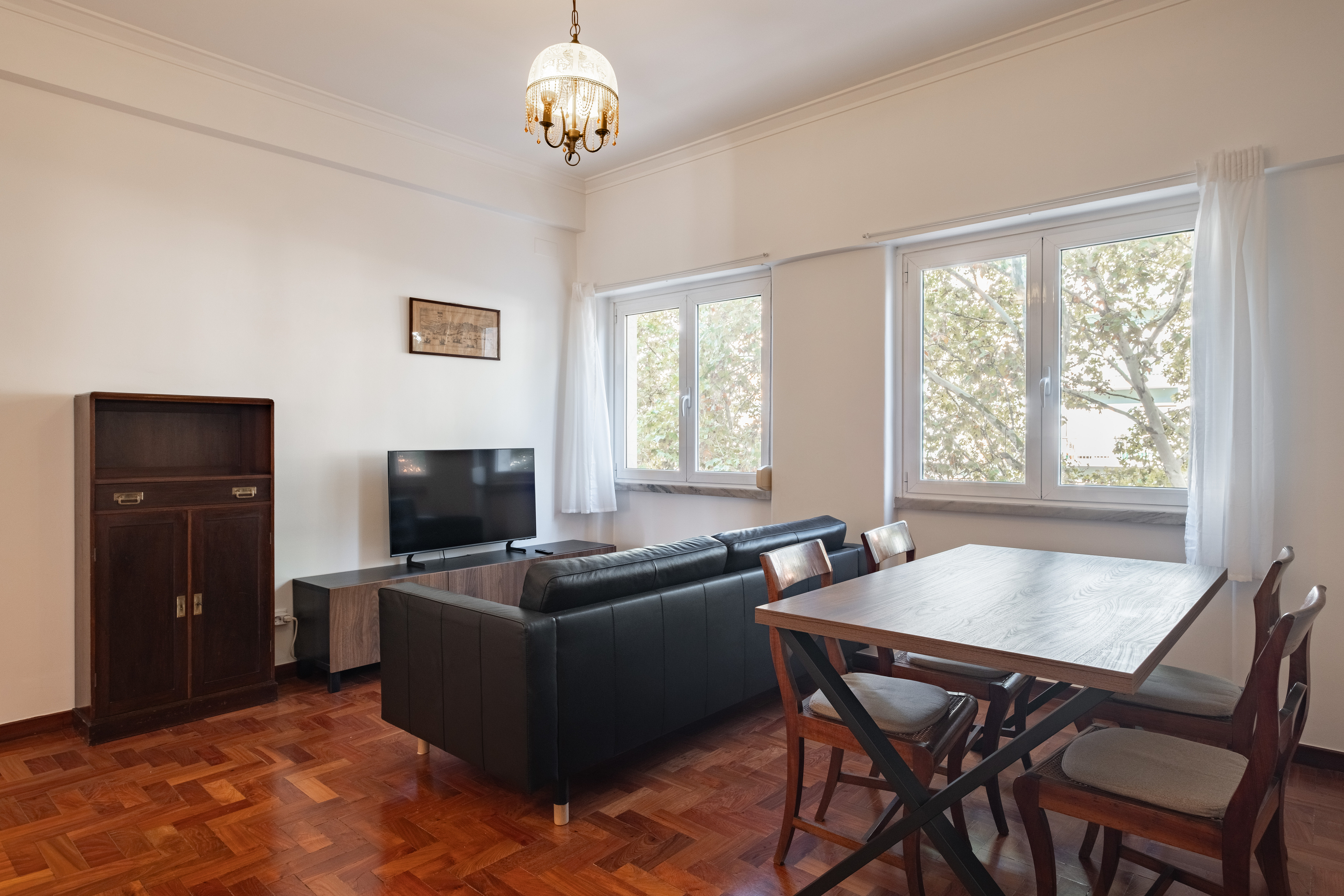 Refined 3-Bedroom Apartment with Lift in Benfica, Lisbon—Spacious Urban Living Near Monsanto Park, Culture and Exceptional Connectivity