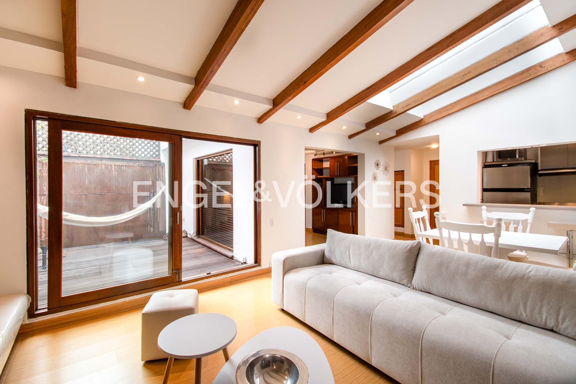 Townhouse amoblado, con terraza para arriendo en Chicó Reservado