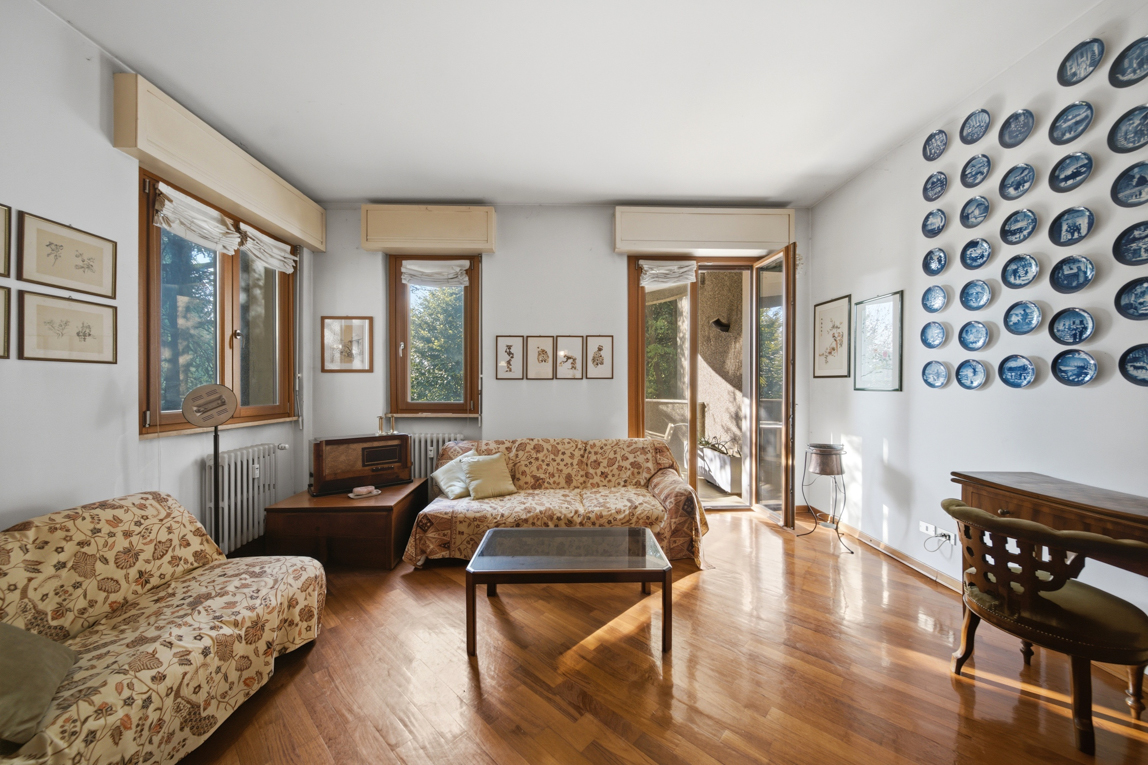 Bright four-room apartment in a residential neighborhood