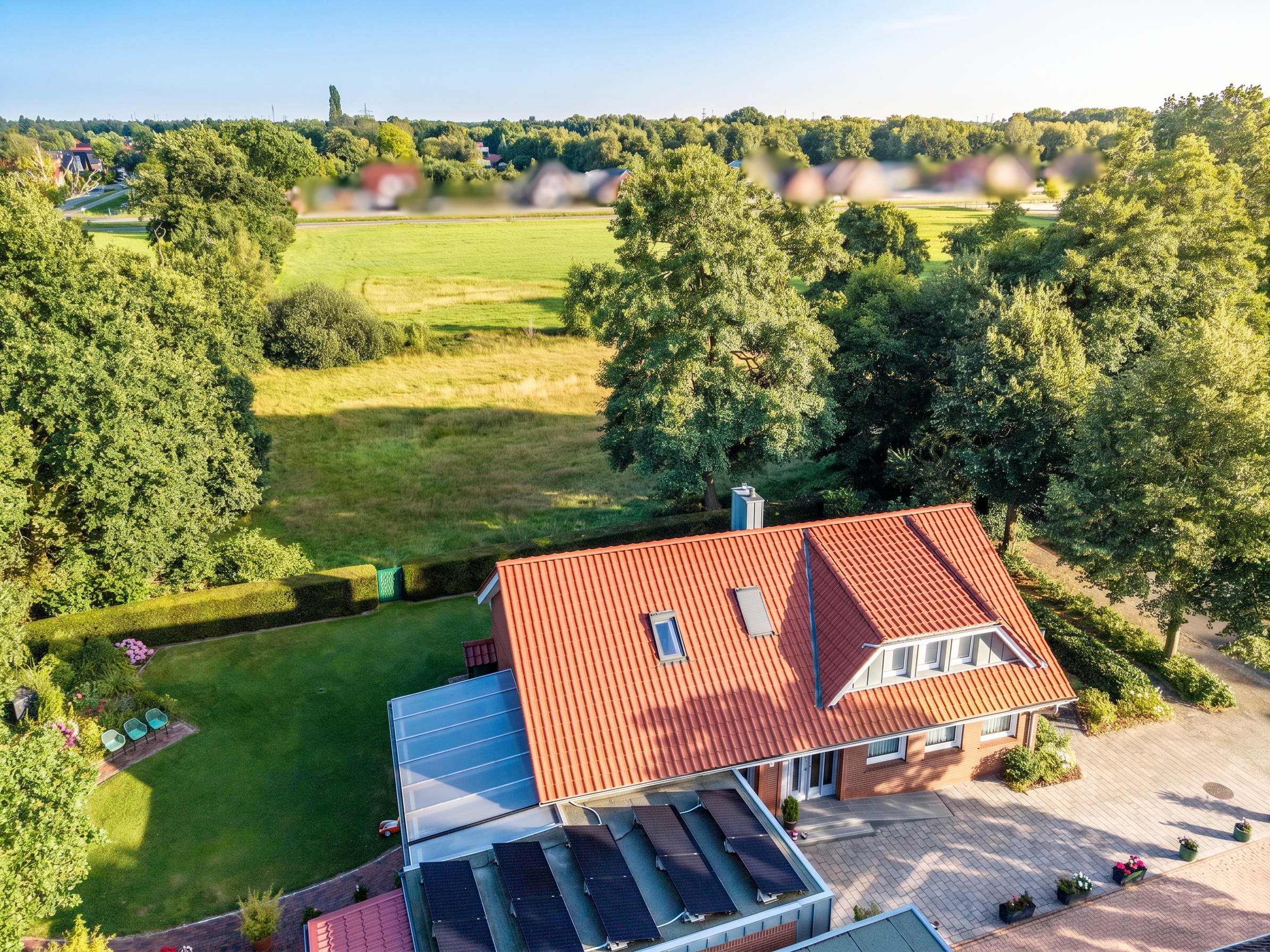 Effizienzhaus A+ mit Einliegerwohnung und Wintergarten in einzigartiger Lage !