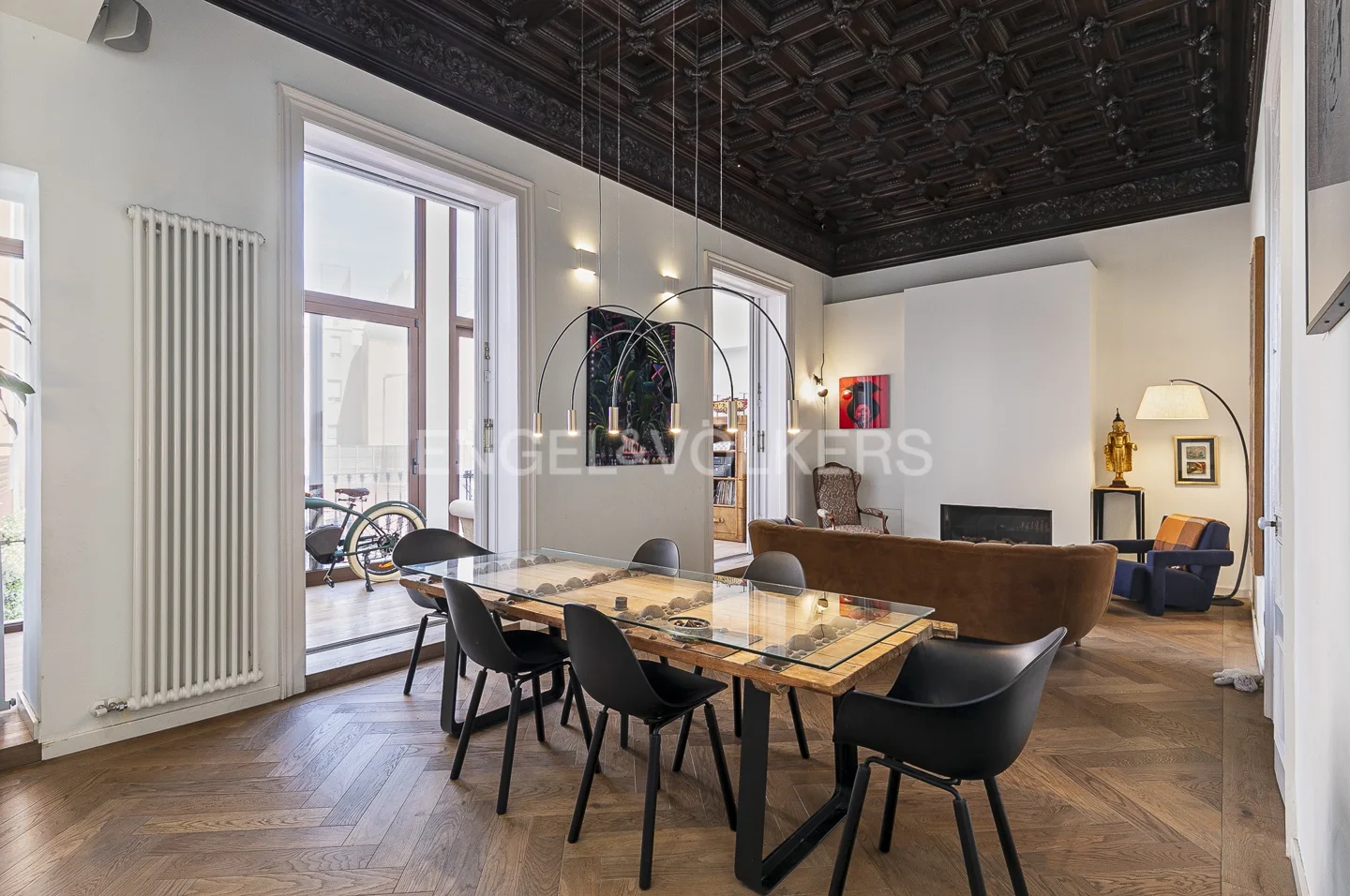 Elegant apartment with large terrace in a historic building on the right of Eixample