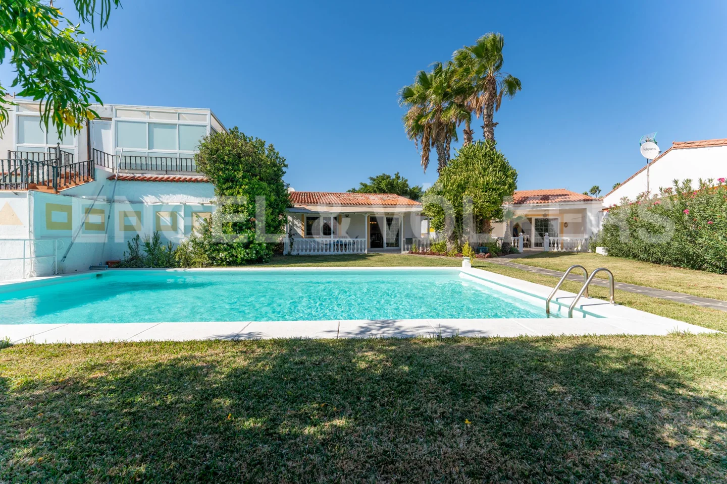 Ein Kleinod in Playa del Inglés: zwei Villen, zwei Bungalows und ein schöner Garten mit Swimmingpool