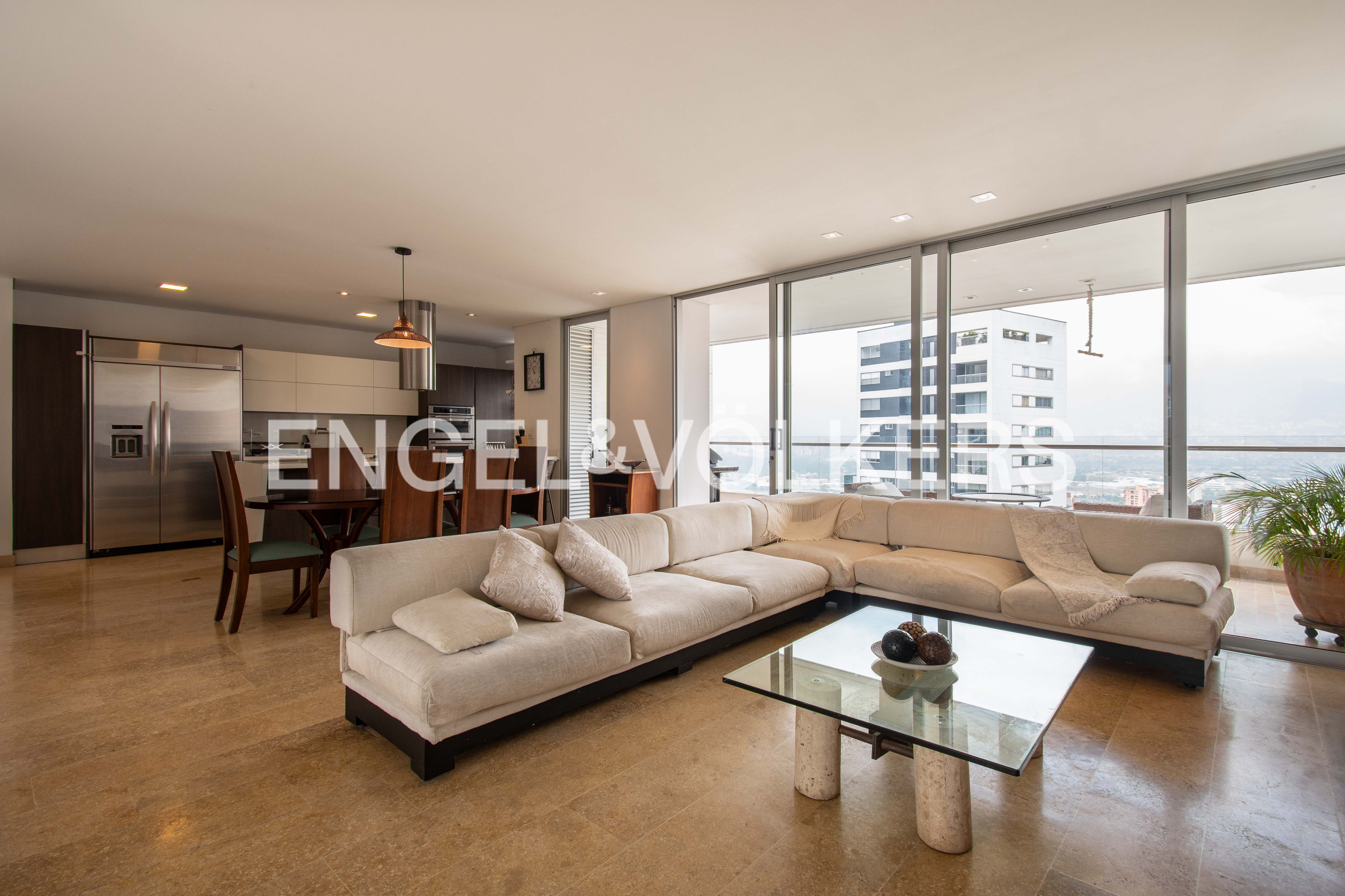 Apartamento amoblado con terraza y vista para arriendo en Los Balsos, El Poblado
