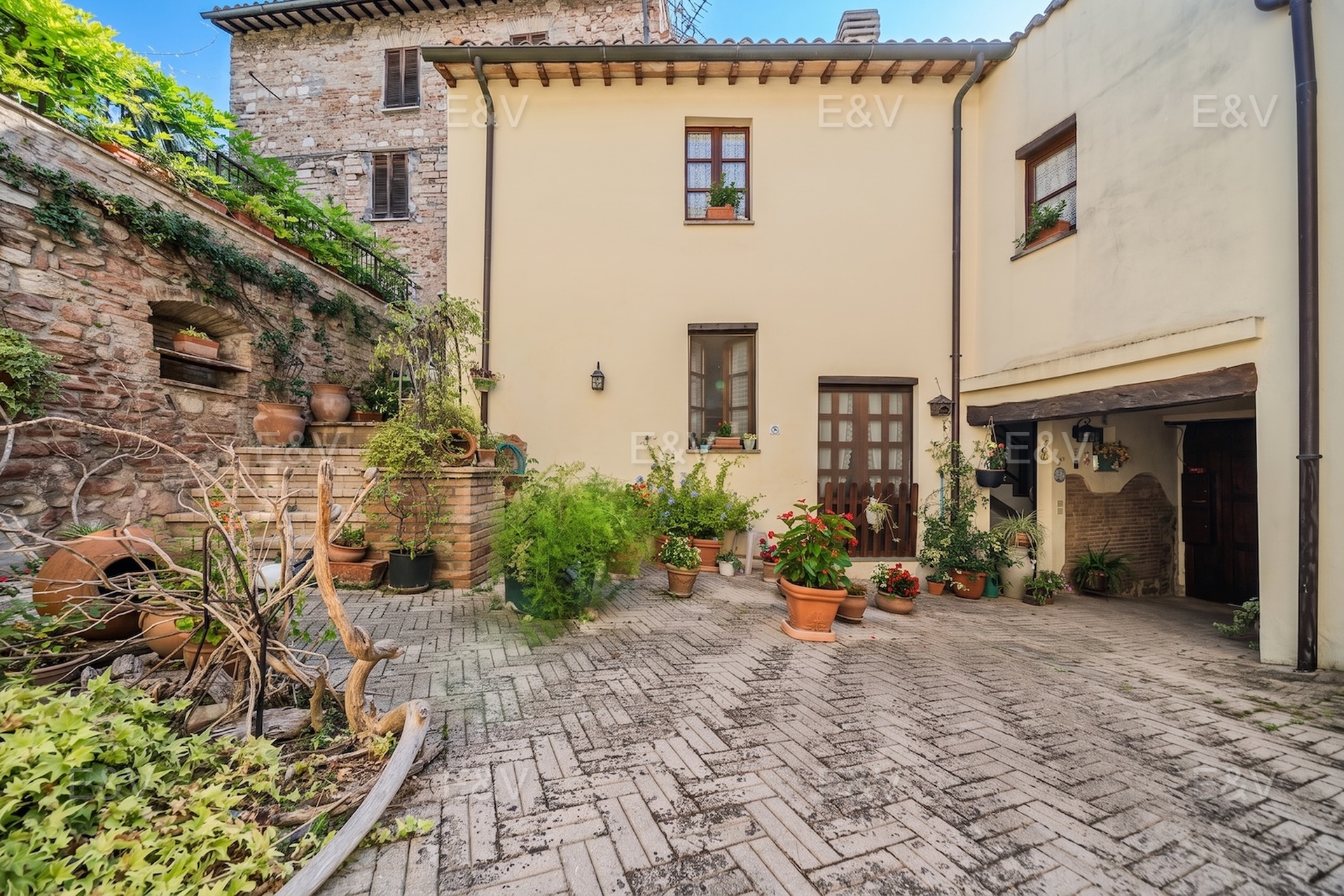 A authentic sky-earth property in the heart of Spello