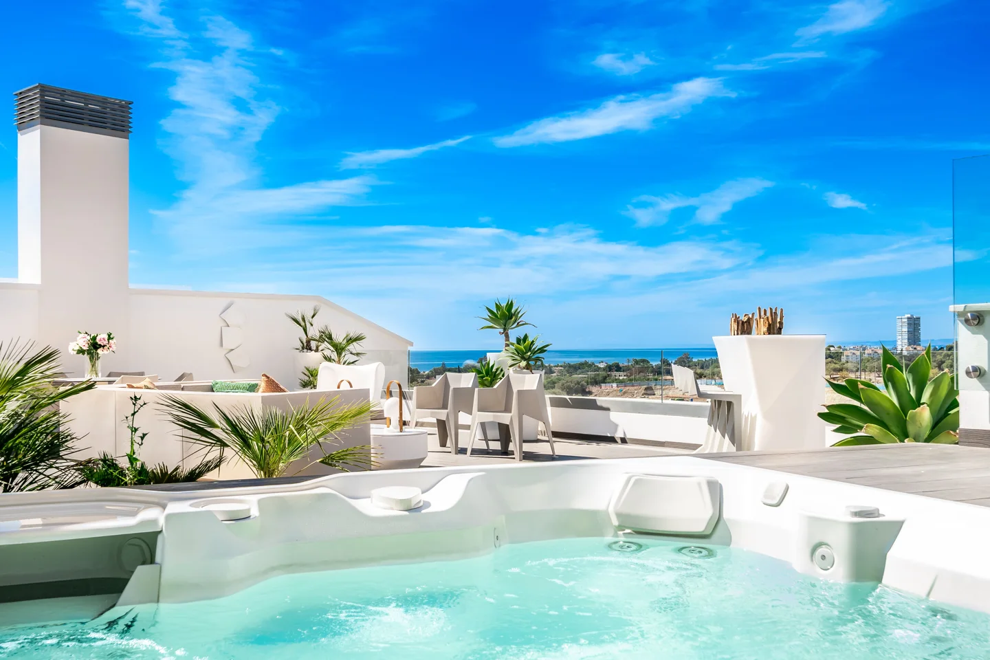 Villa de lujo con piscina privada, jacuzzi en la azotea y vistas espectaculares. Precio desde €5,250