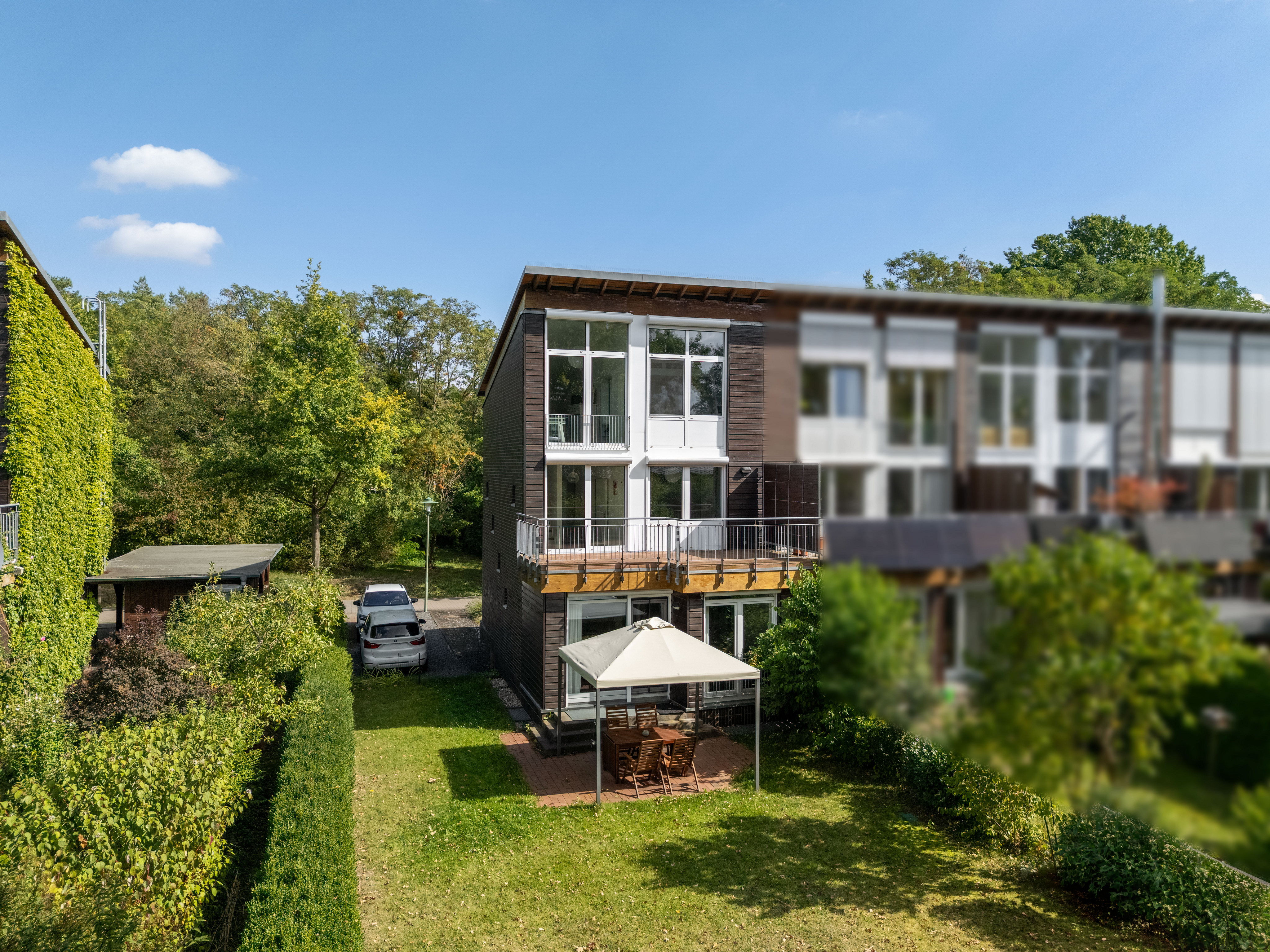 Light-filled end-of-terrace house in a sought-after, family-friendly location