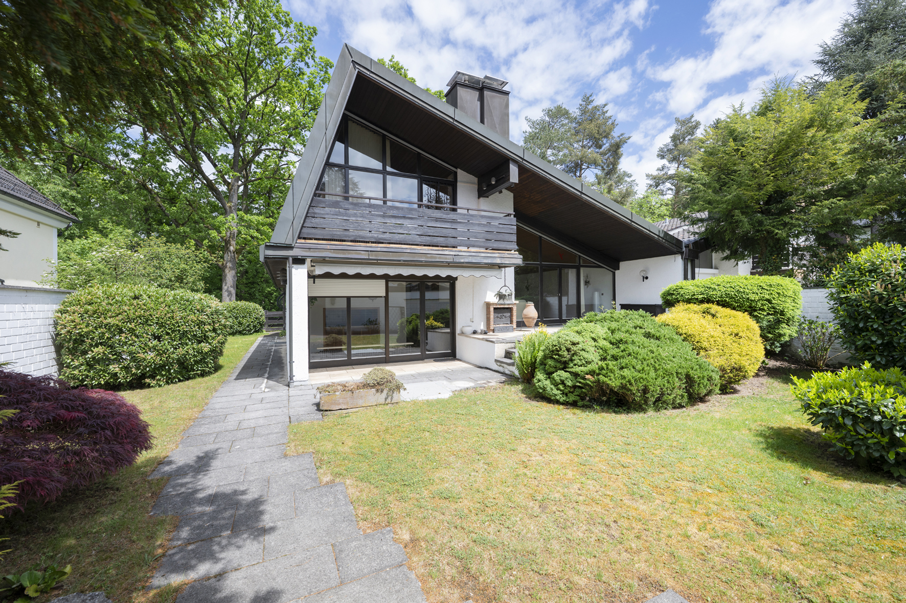 Einfamilienhaus (Splitlevel) mit außergewöhnlicher Architektur und hoher Privatsphäre in Waldtrudering