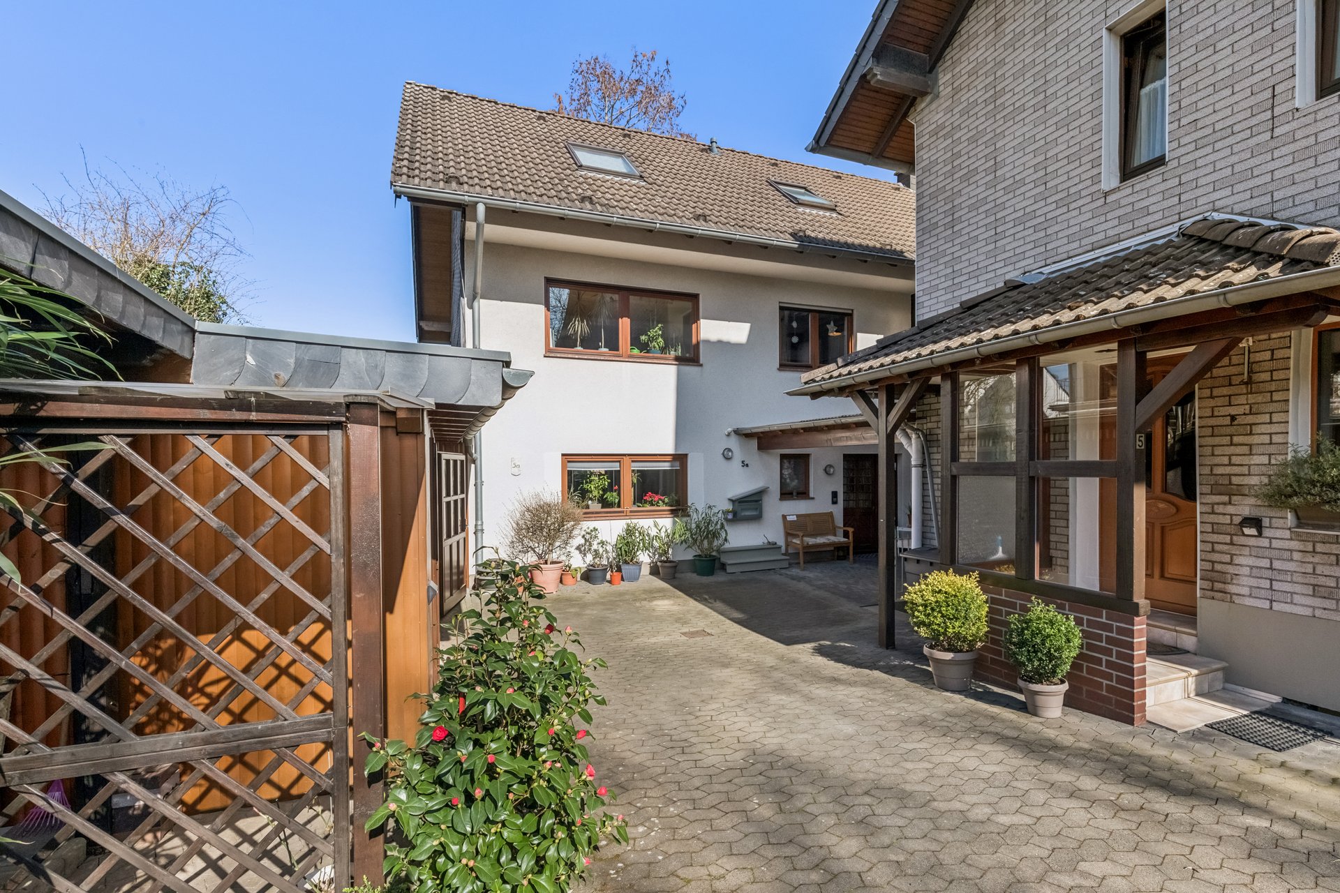 Two houses, one home: versatile property ensemble for multigenerational living in a quiet location in Wachtberg-Ließem